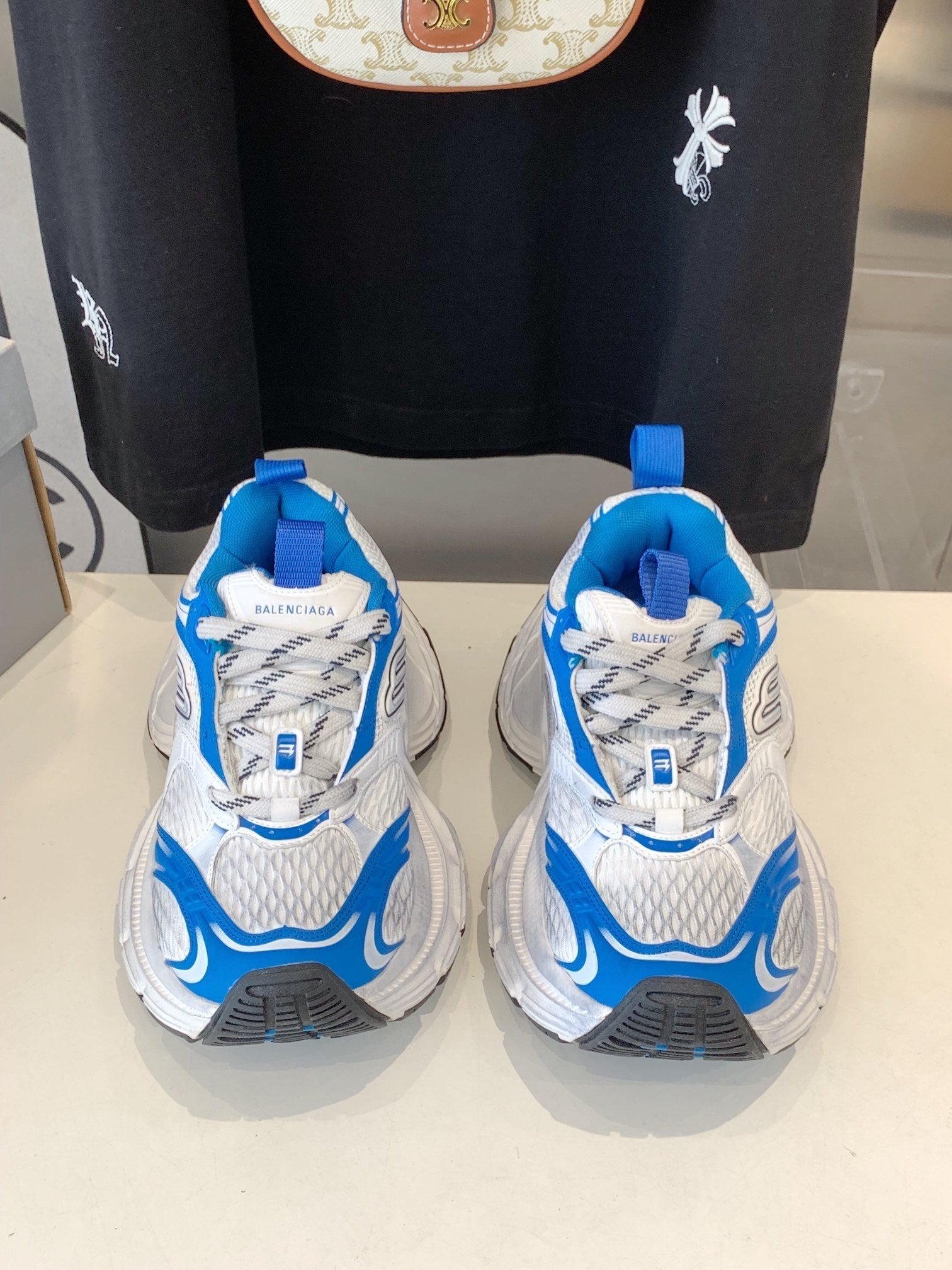 B-Sneakers
