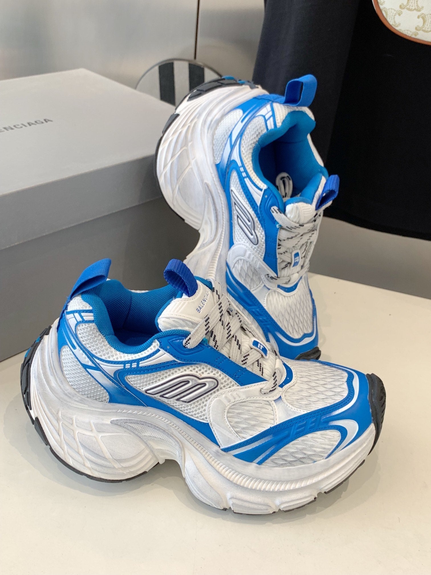 B-Sneakers