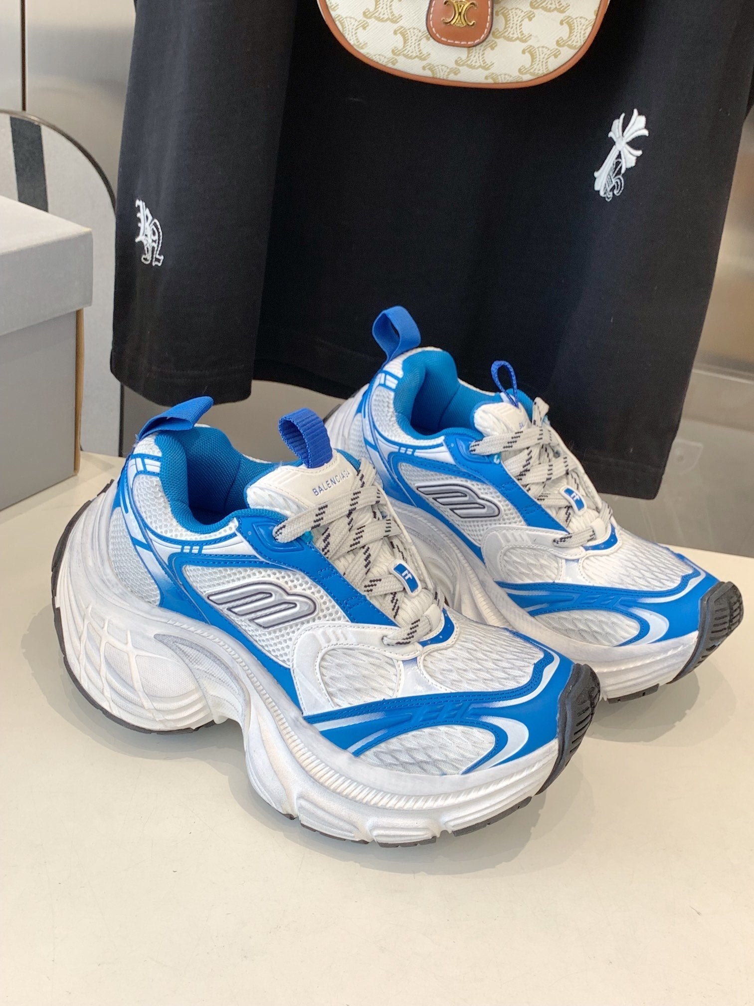B-Sneakers