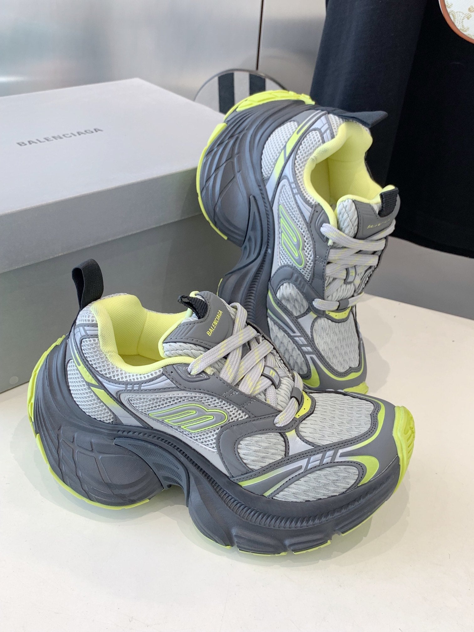 B-Sneakers