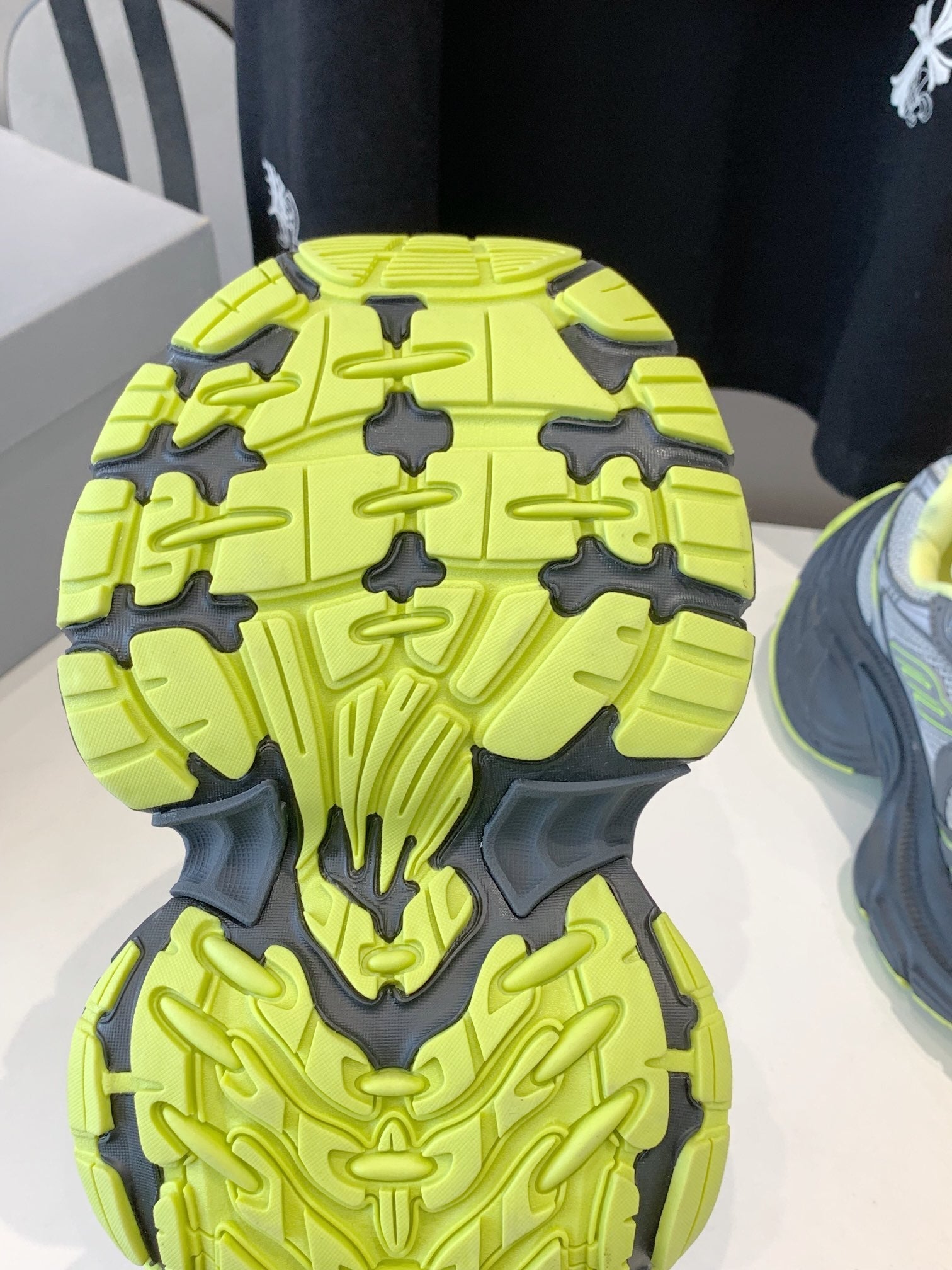 B-Sneakers