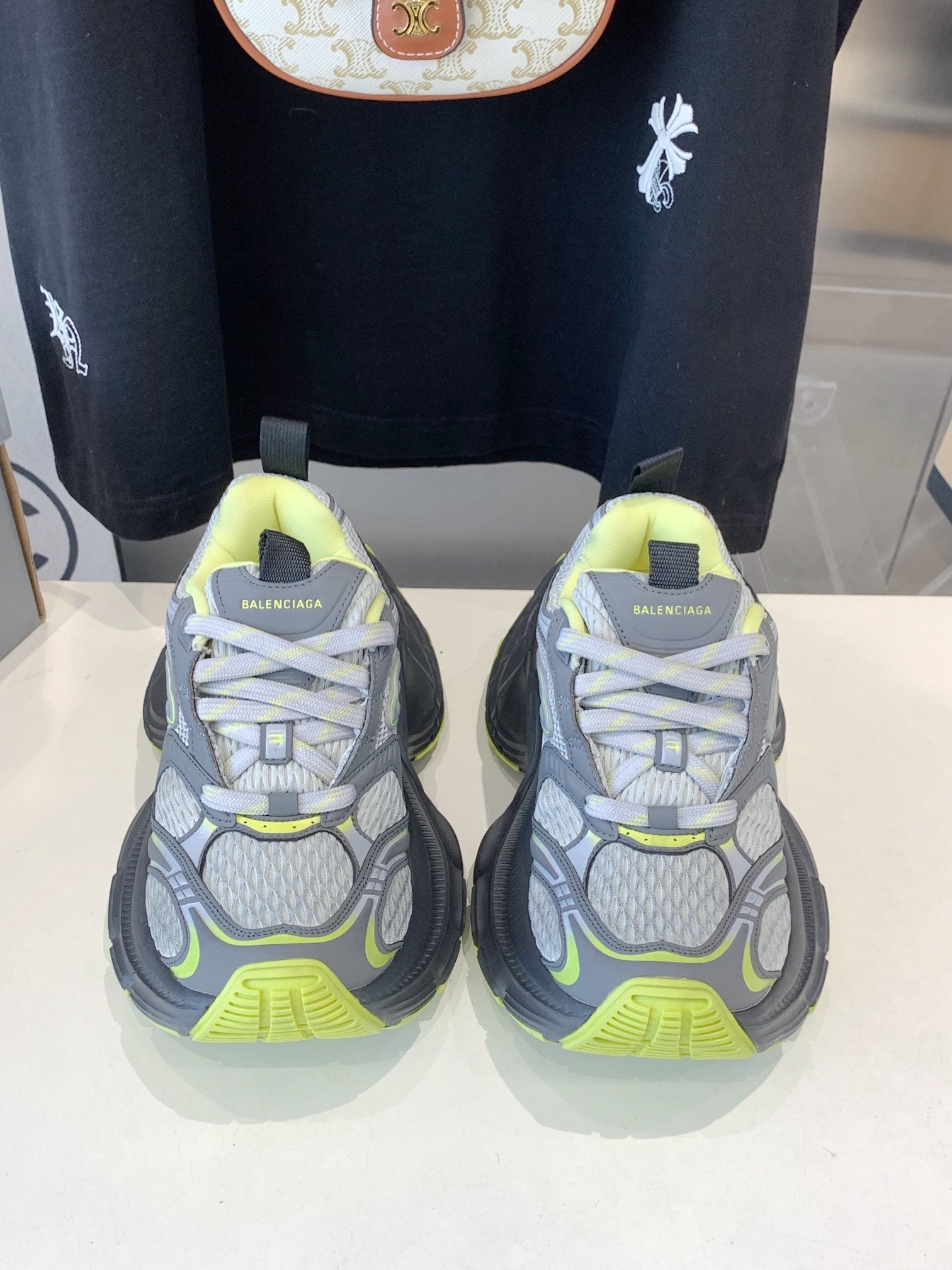 B-Sneakers
