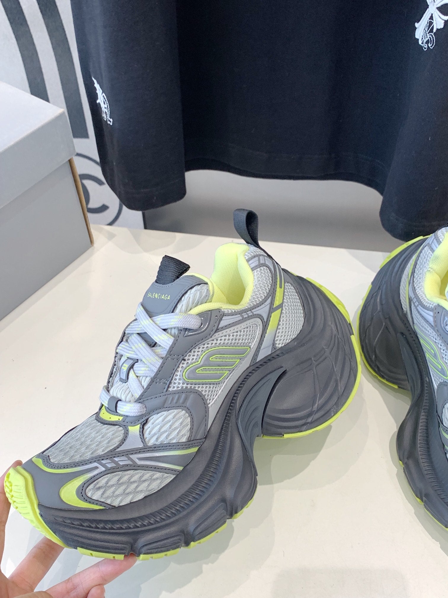 B-Sneakers