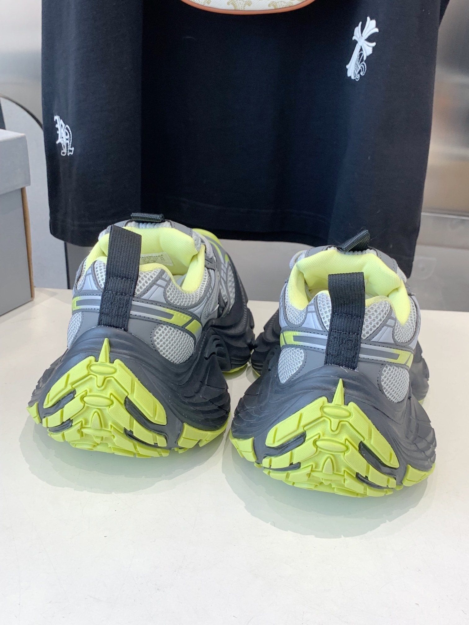 B-Sneakers