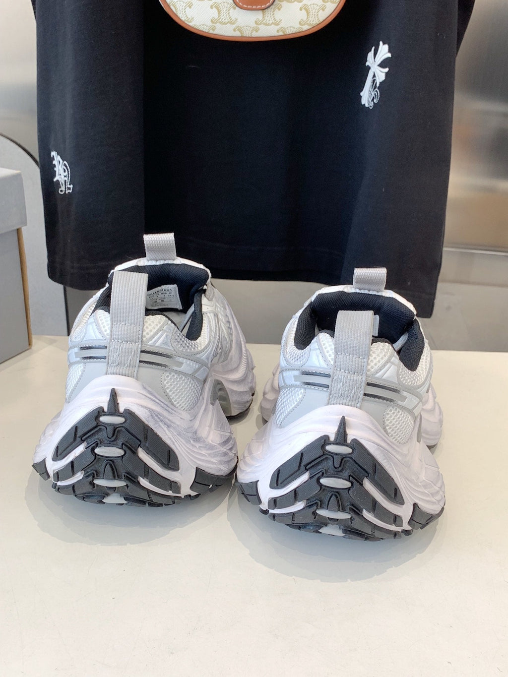 B-Sneakers