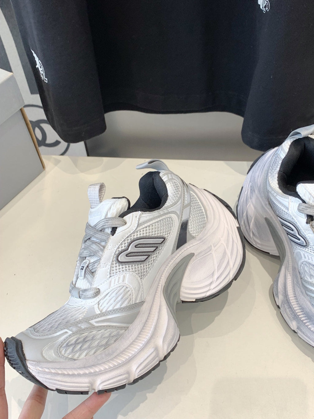 B-Sneakers