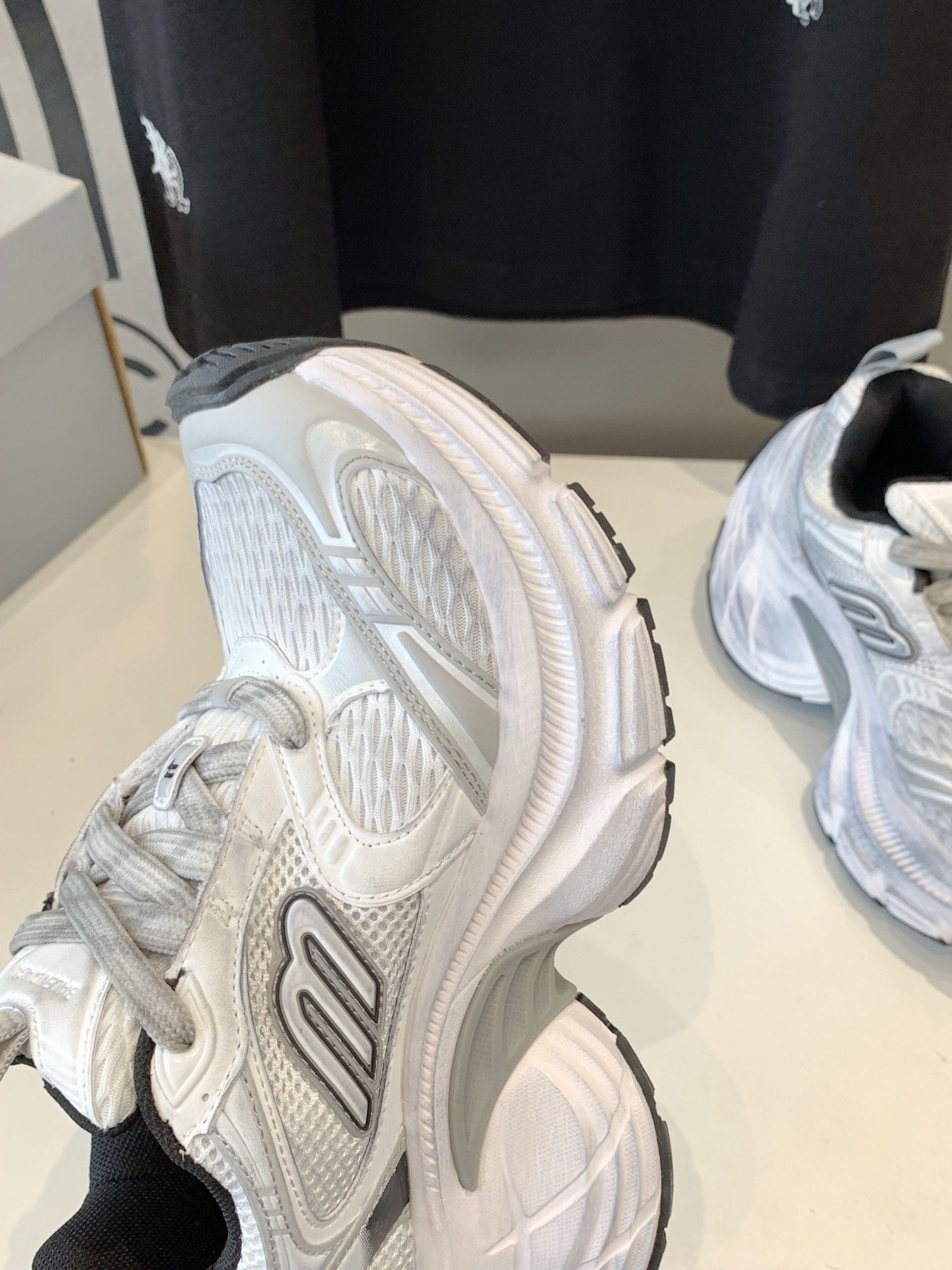 B-Sneakers