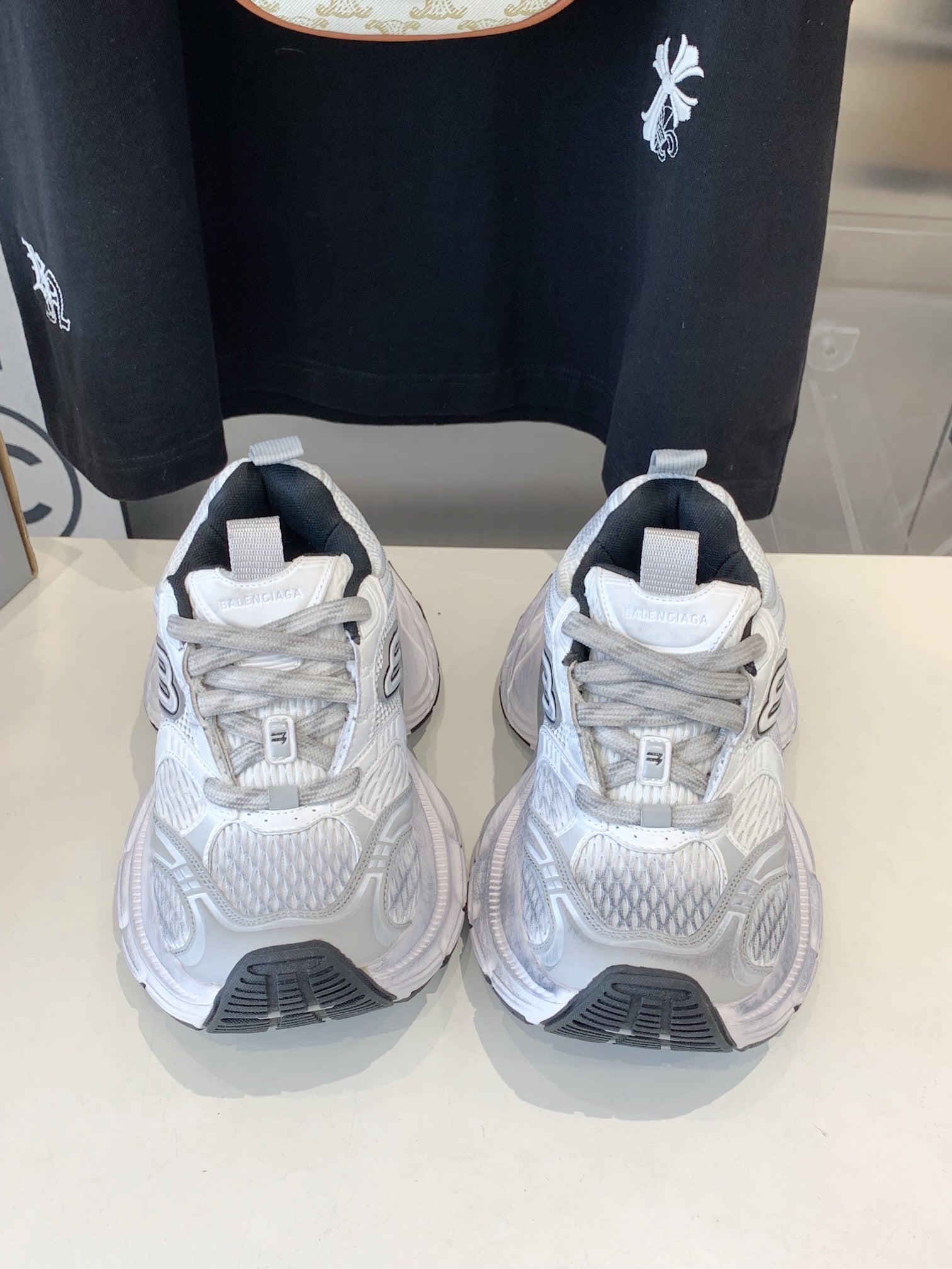 B-Sneakers