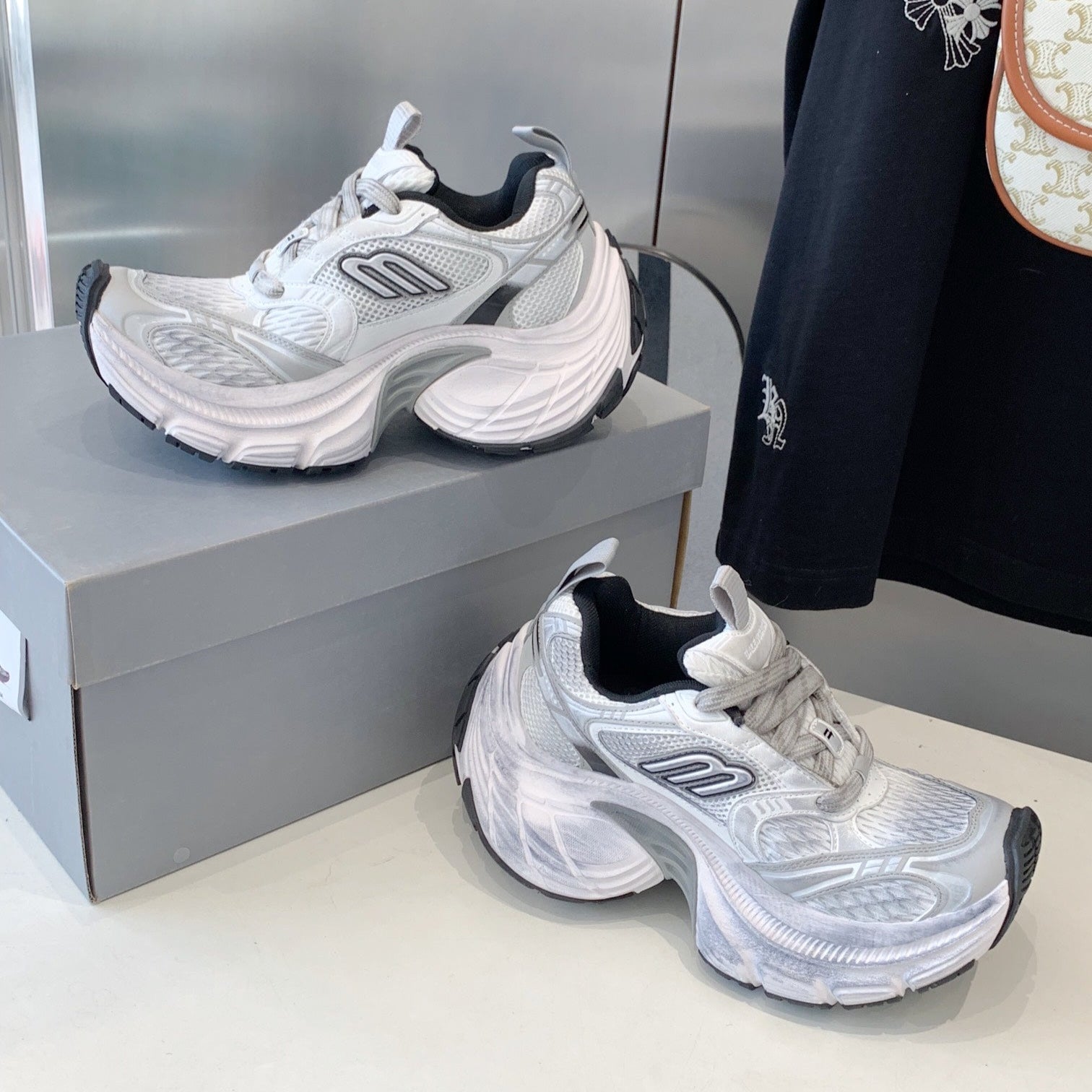 B-Sneakers