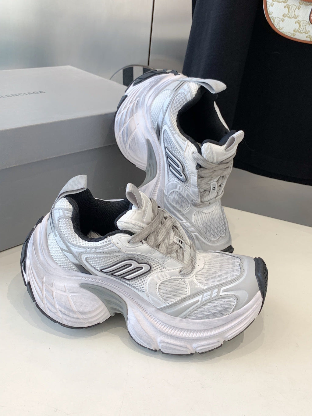 B-Sneakers