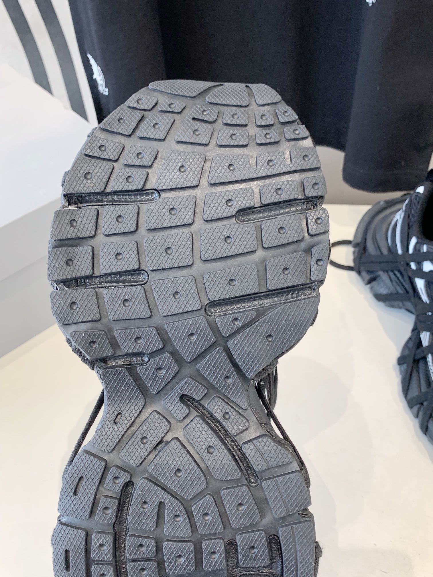 B-Sneakers