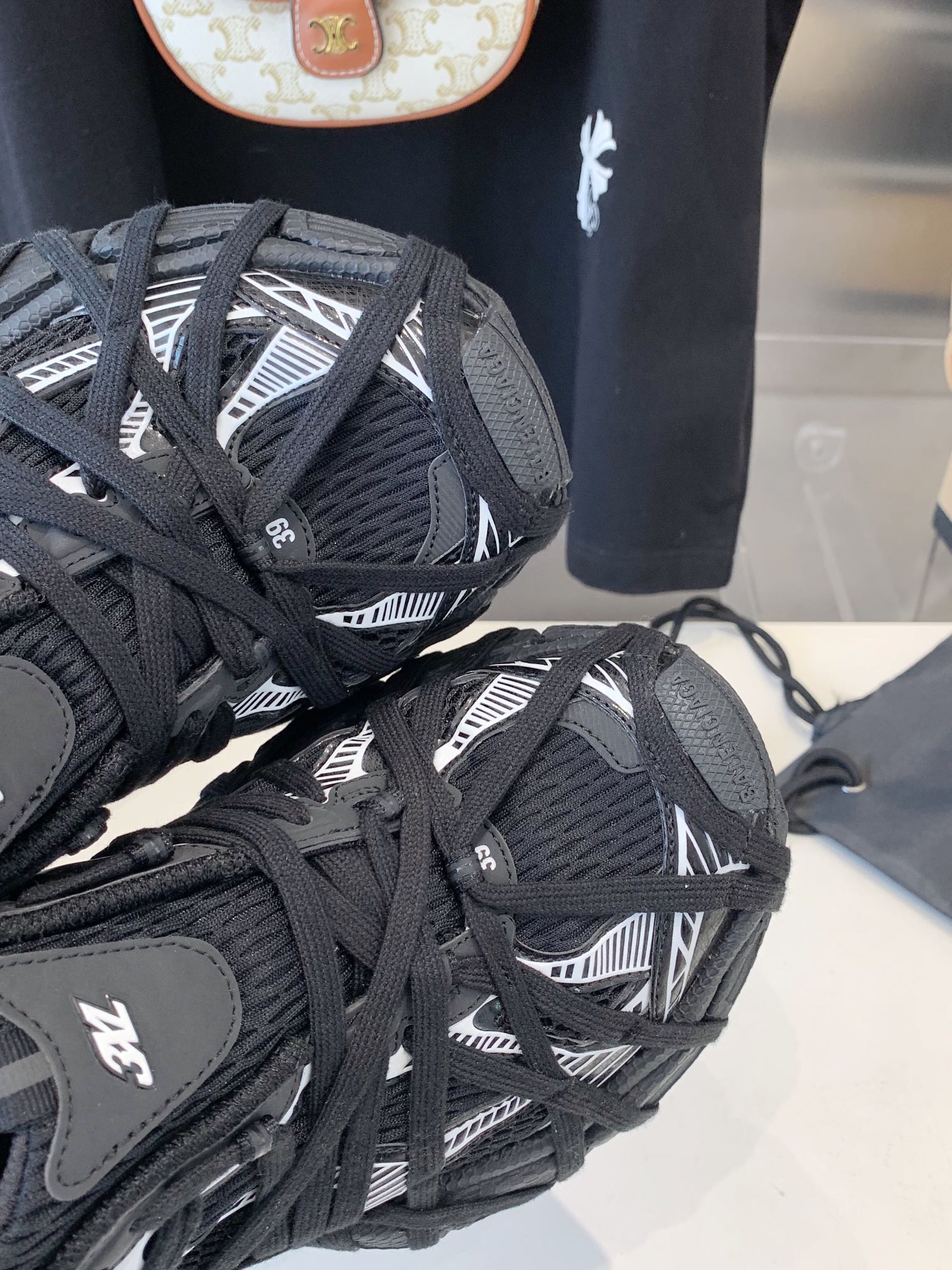 B-Sneakers