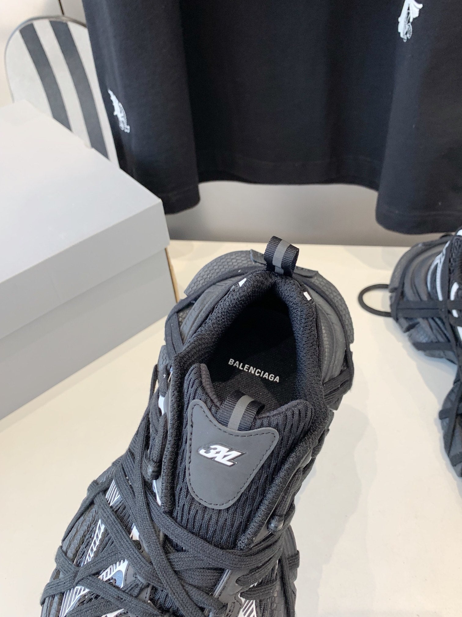B-Sneakers