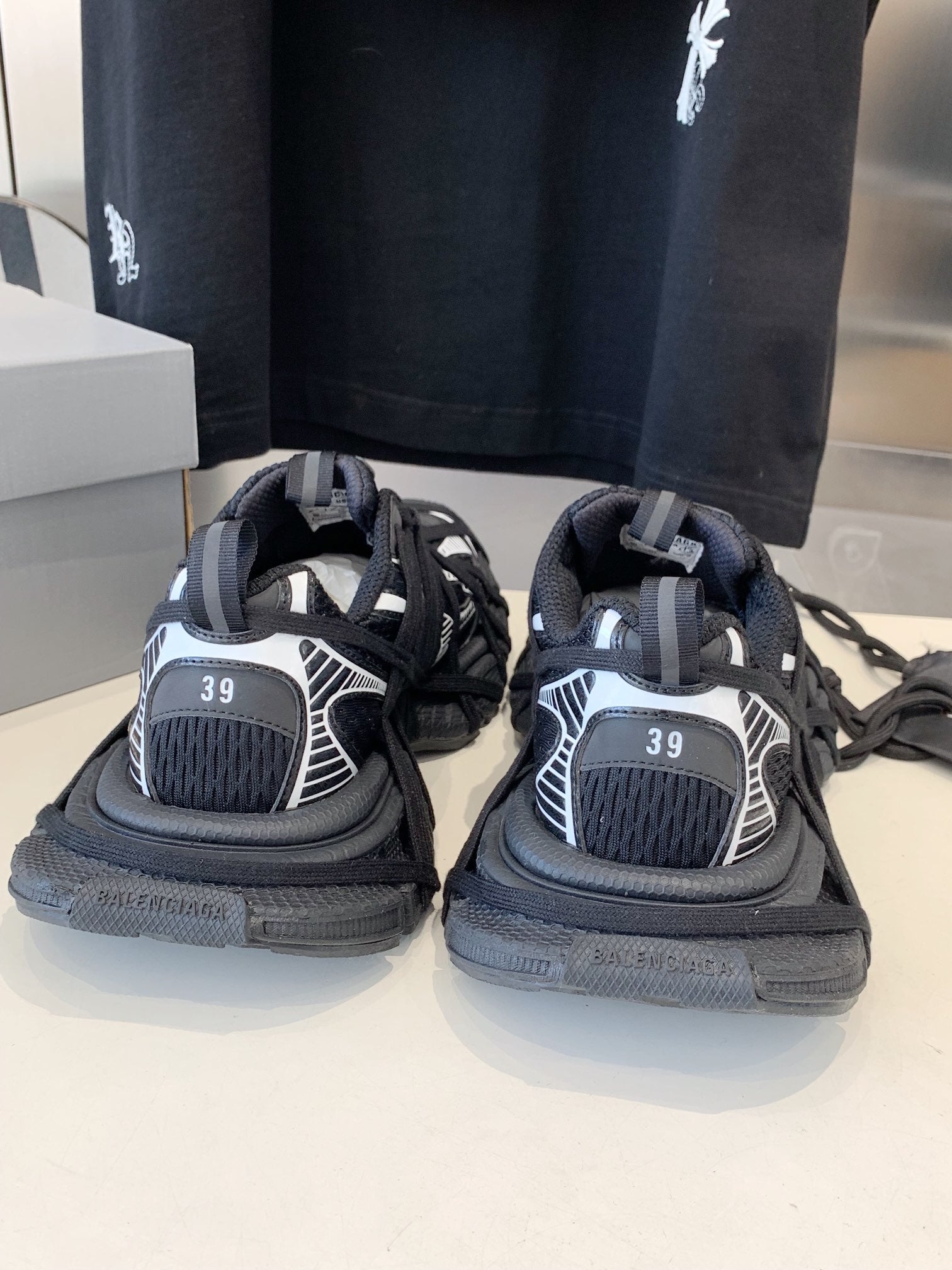 B-Sneakers