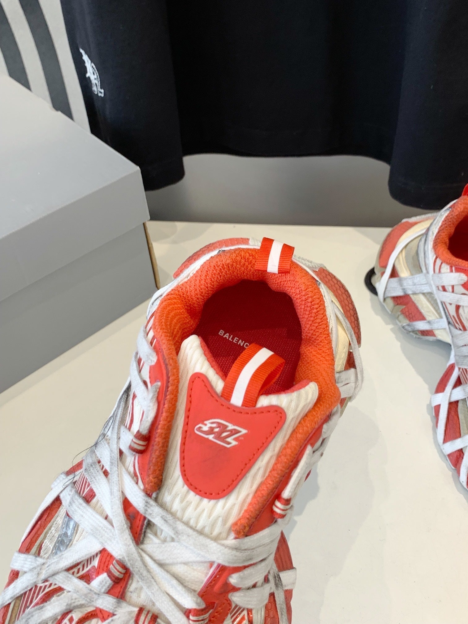 B-Sneakers