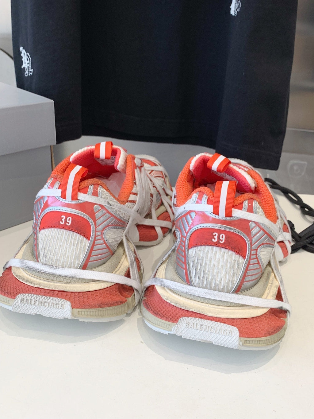 B-Sneakers