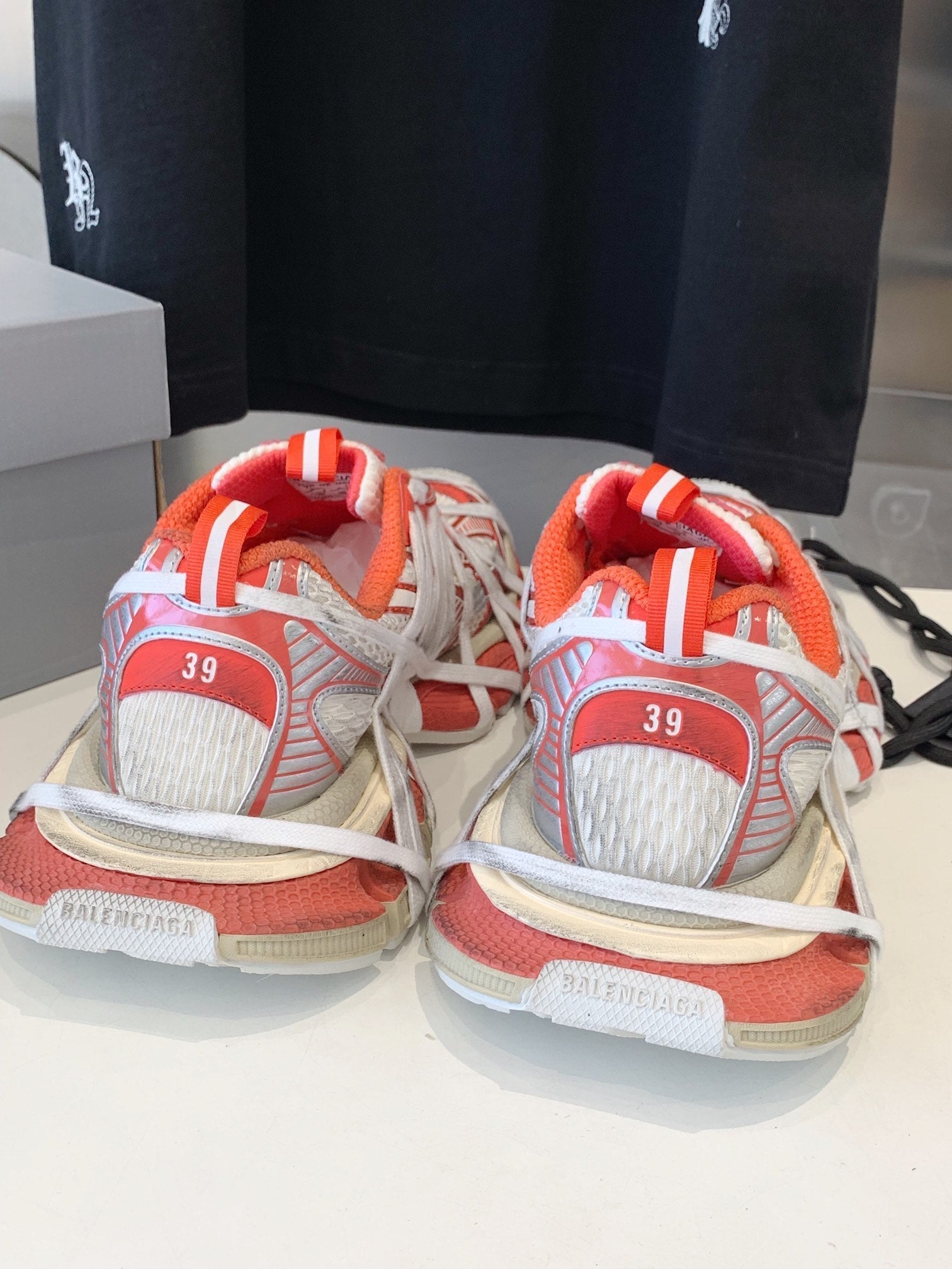 B-Sneakers