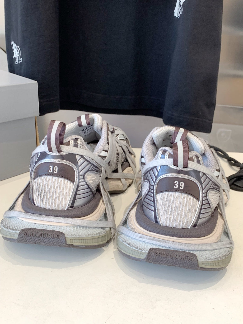B-Sneakers