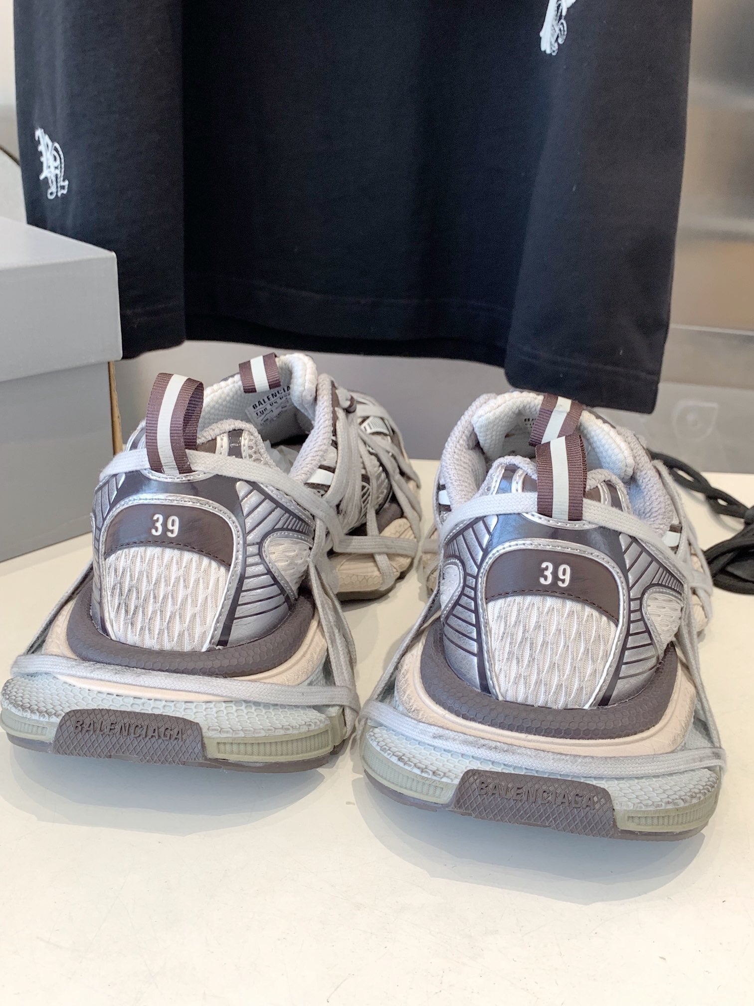 B-Sneakers