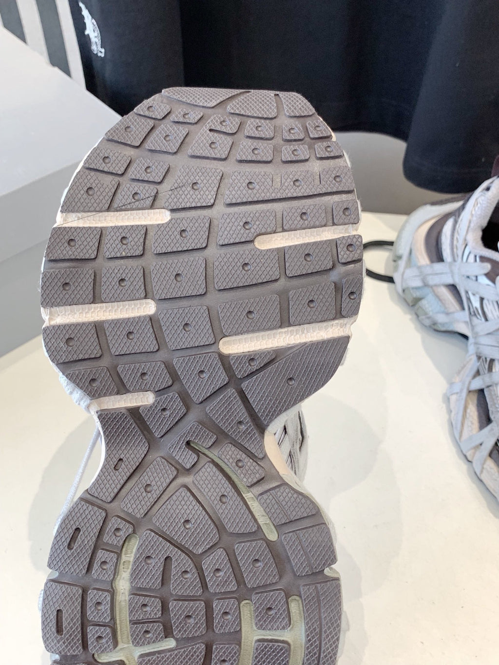 B-Sneakers