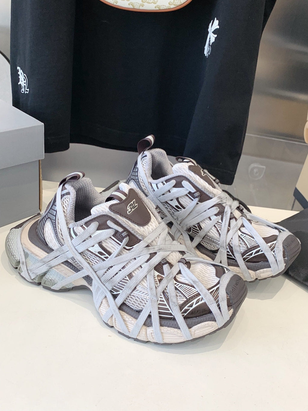 B-Sneakers