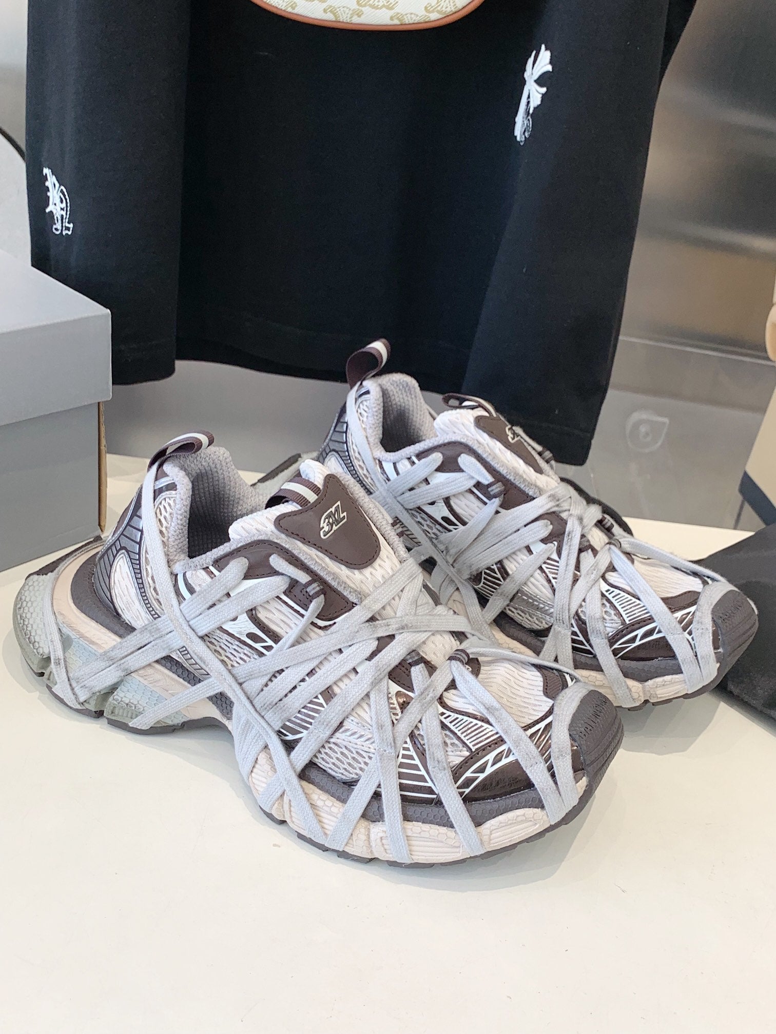 B-Sneakers