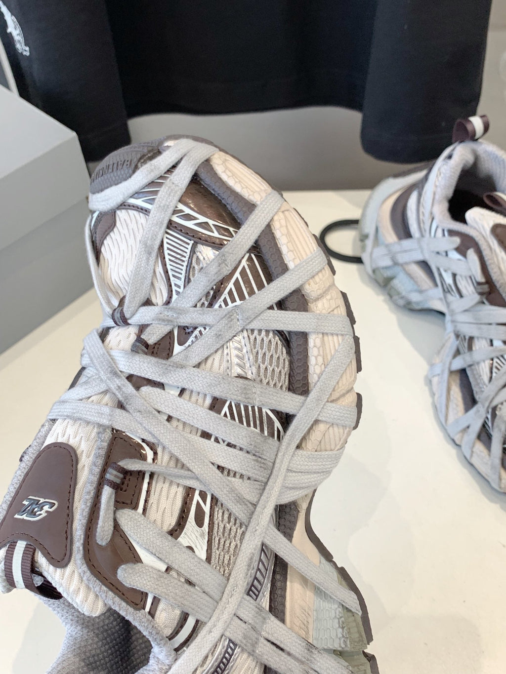 B-Sneakers