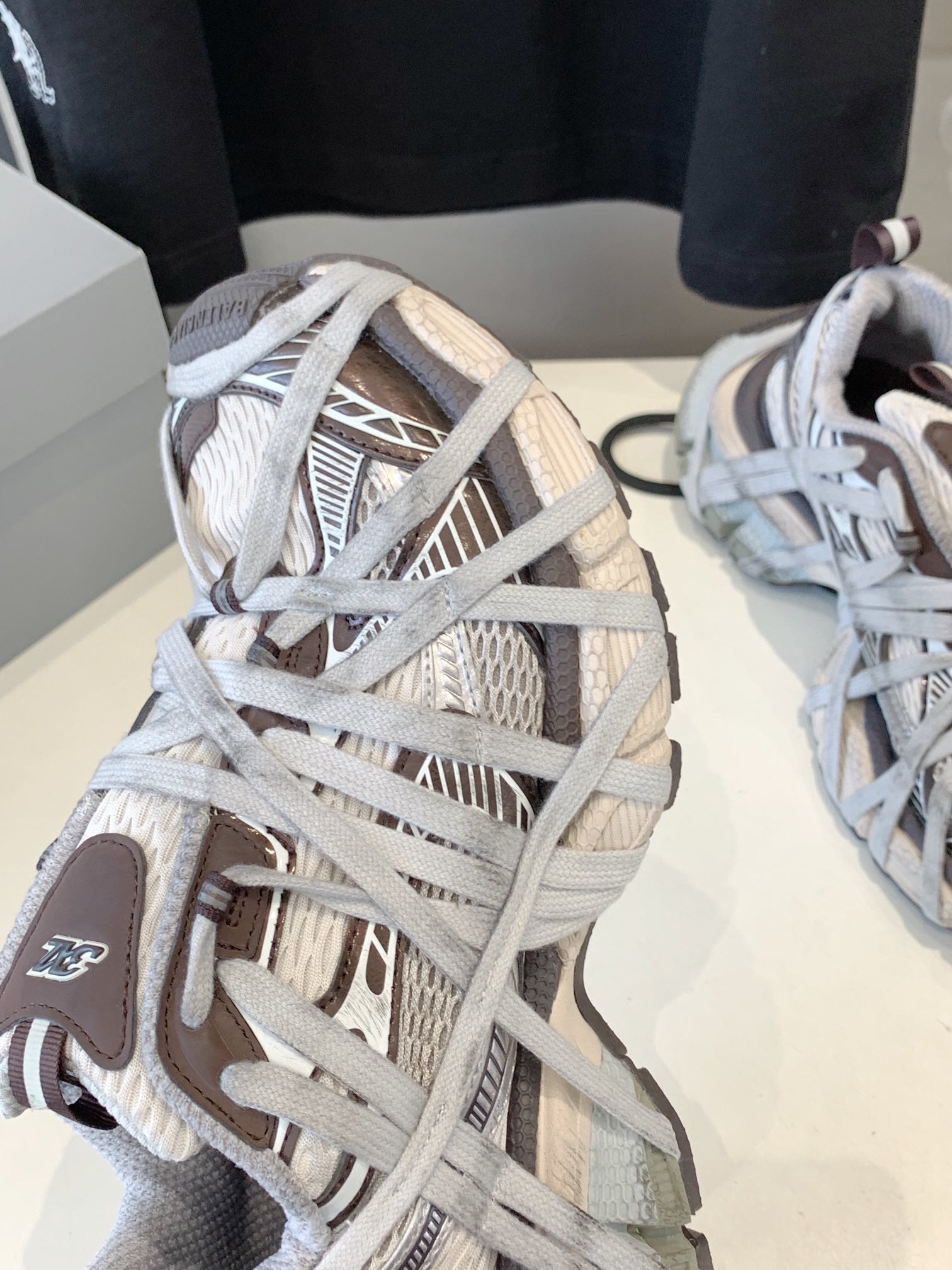 B-Sneakers