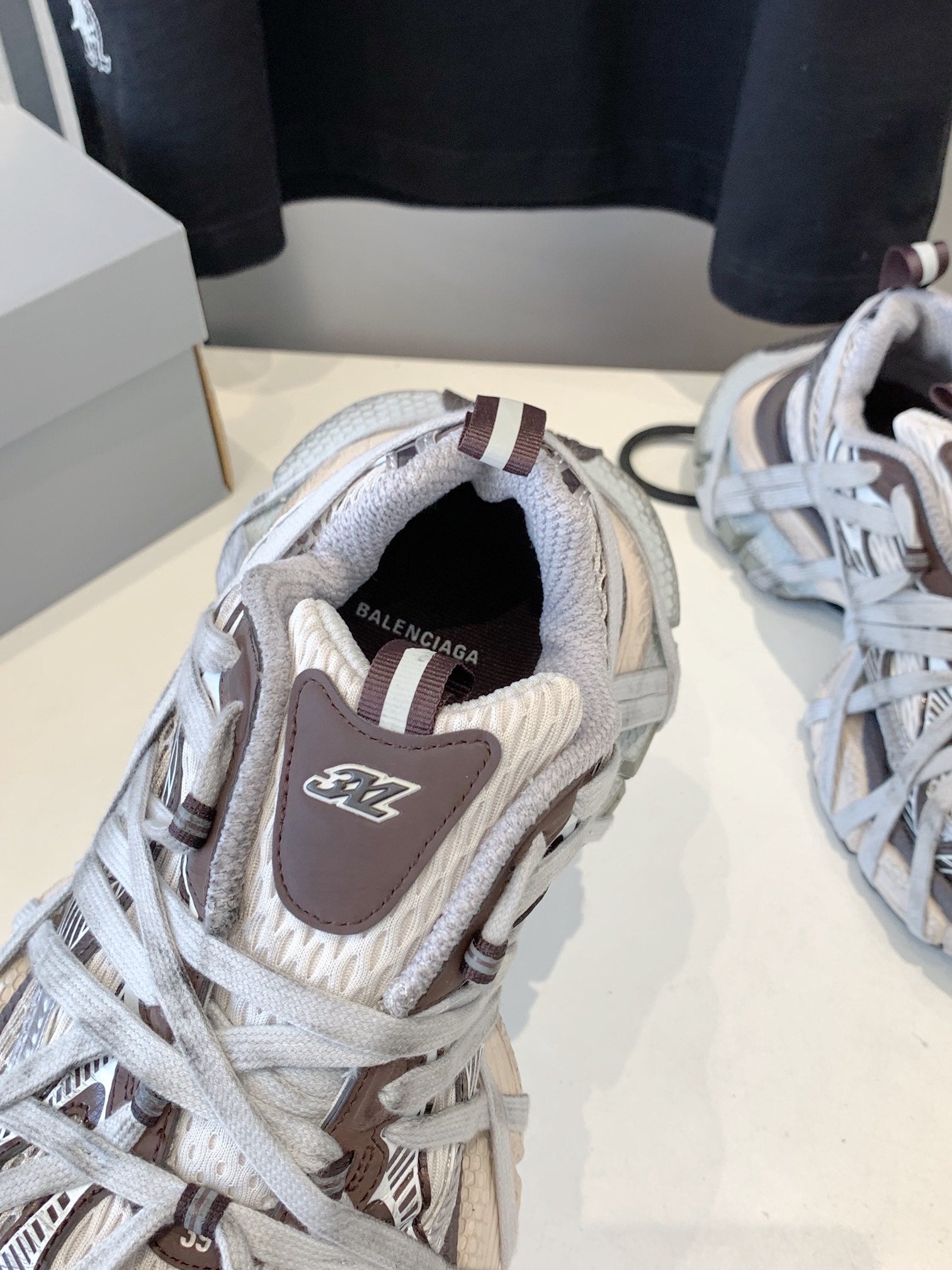 B-Sneakers