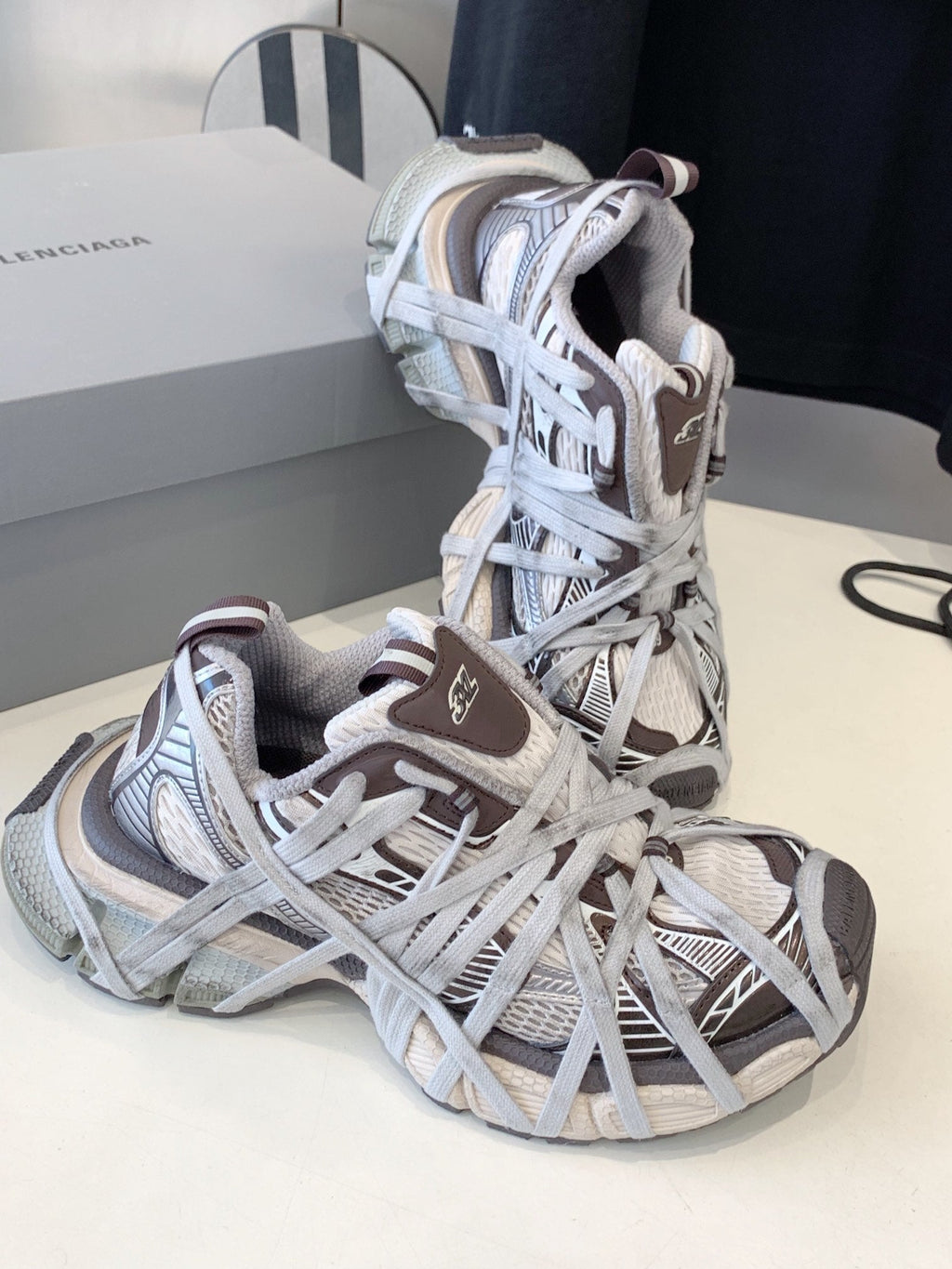 B-Sneakers
