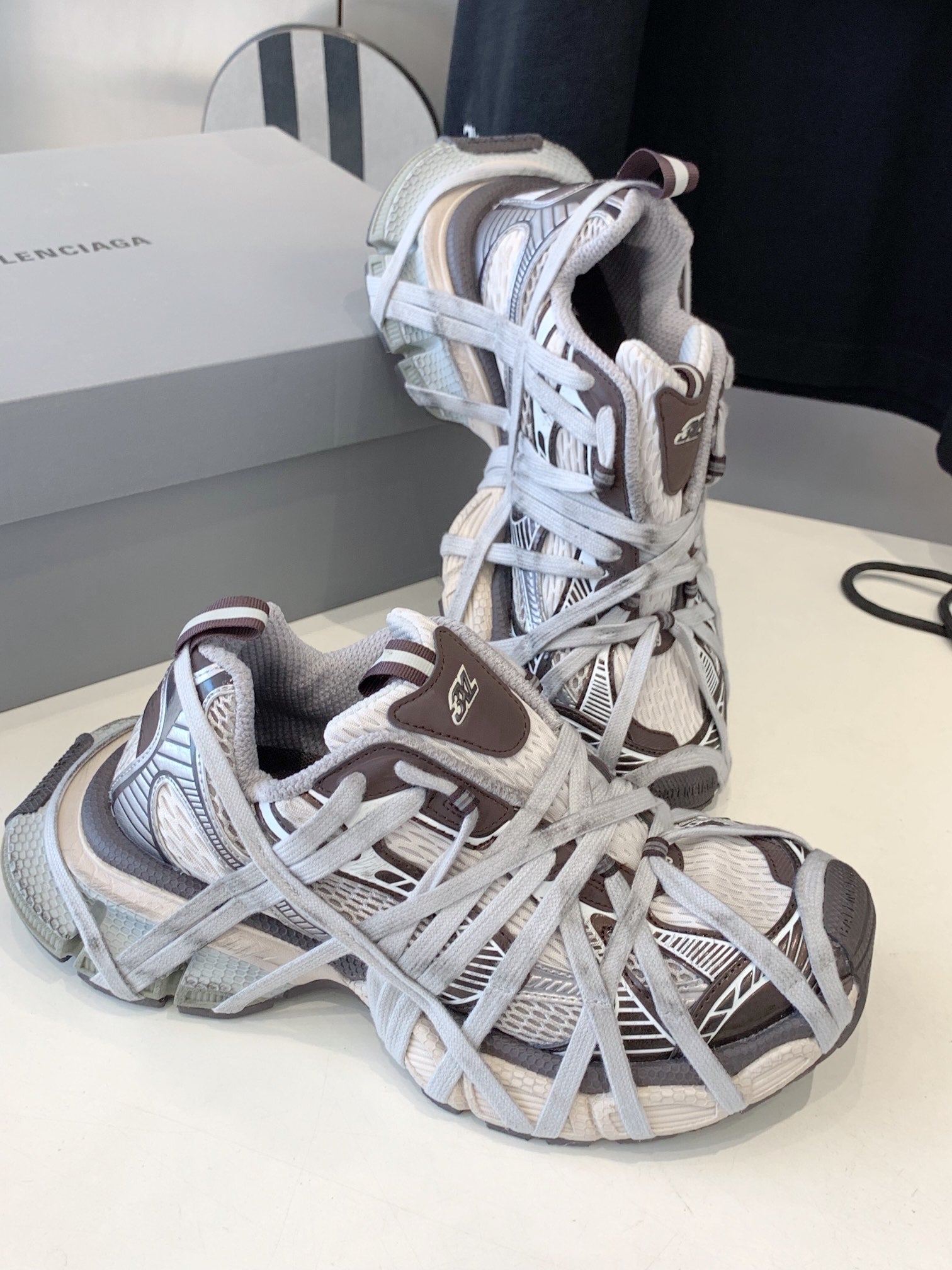 B-Sneakers