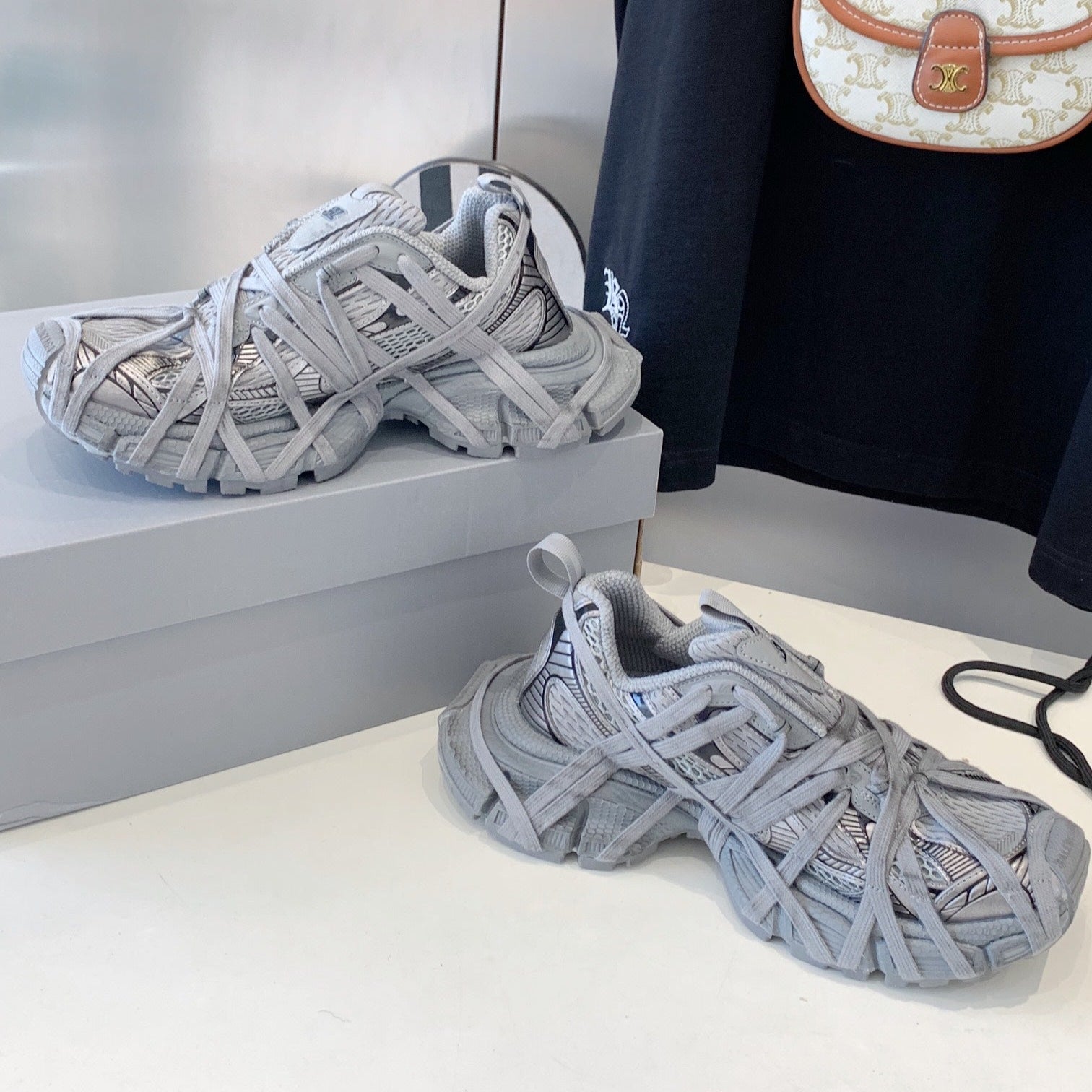 B-Sneakers