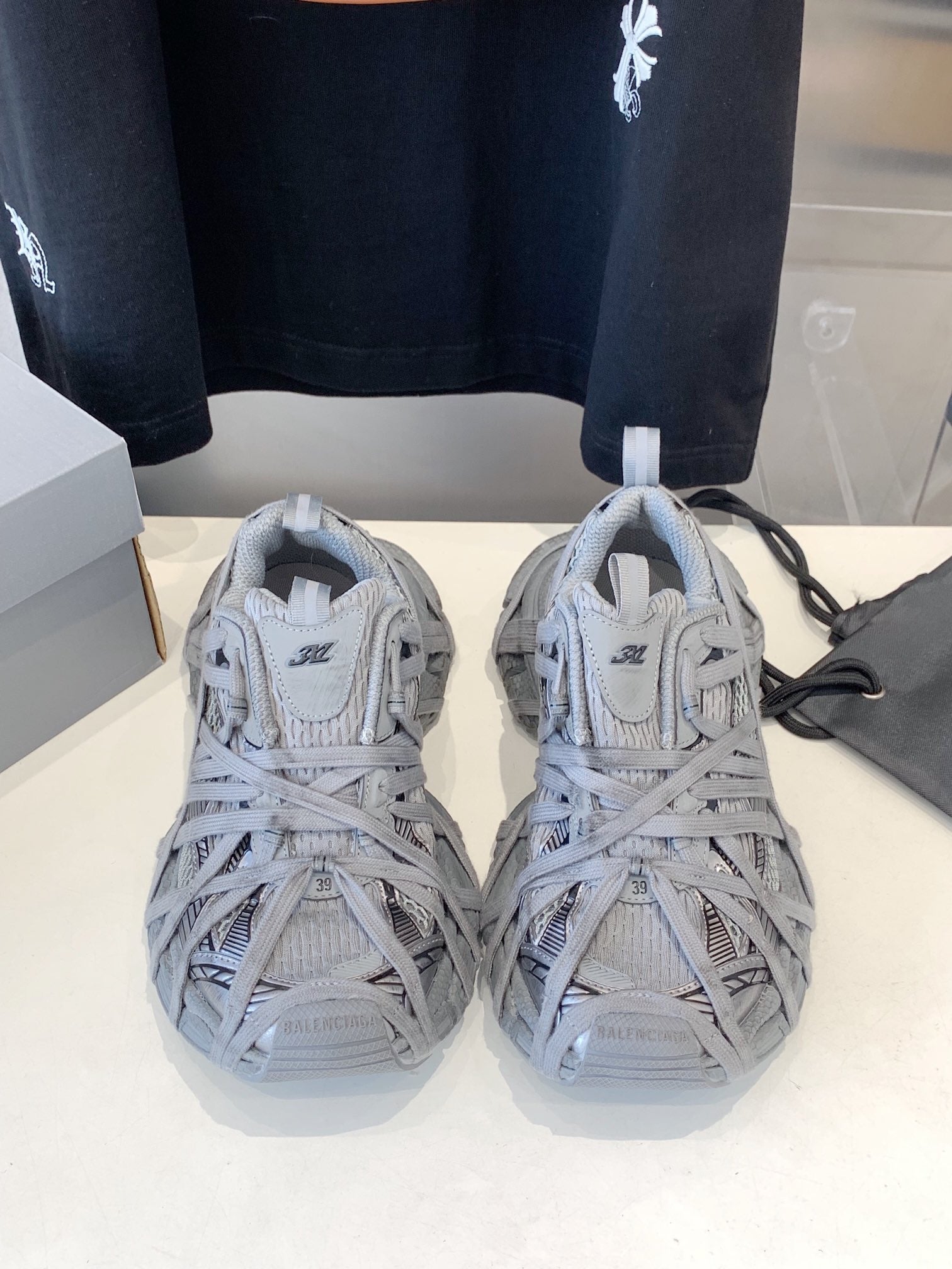 B-Sneakers