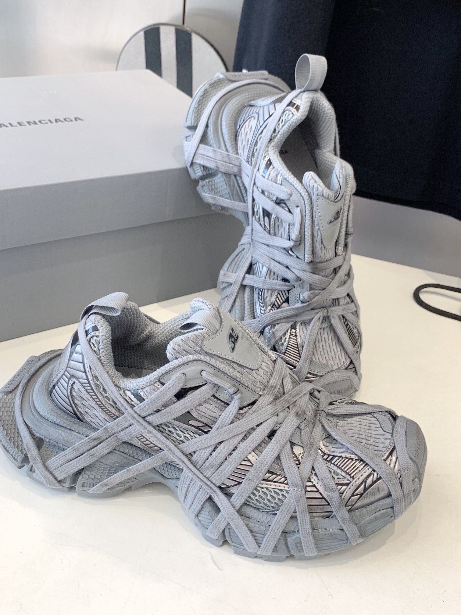 B-Sneakers