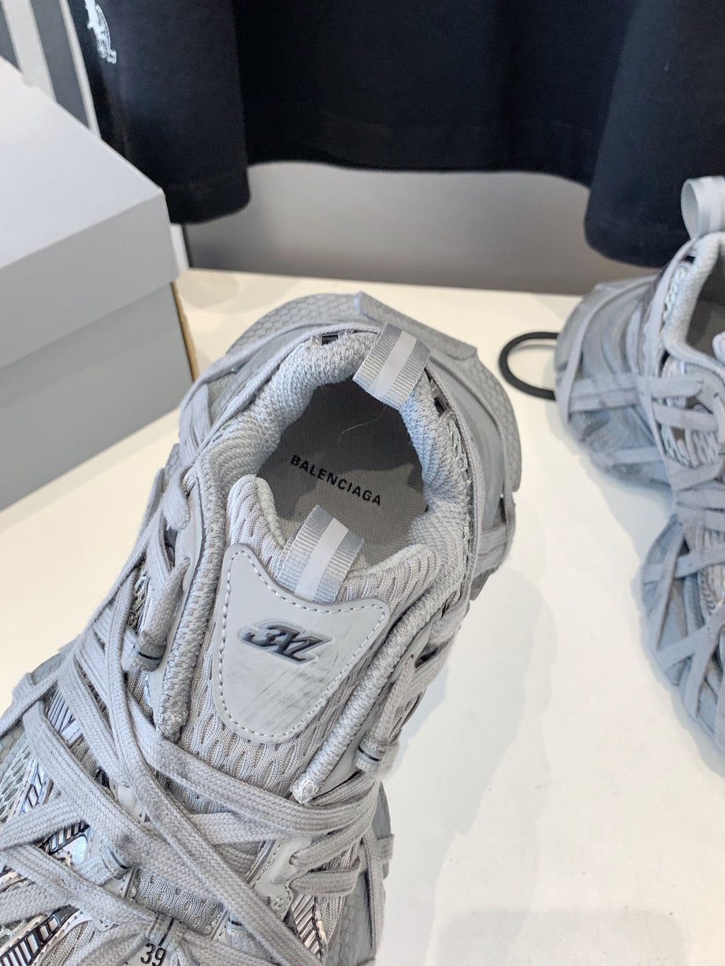B-Sneakers
