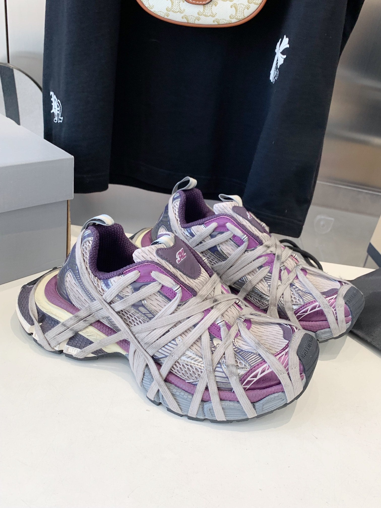 B-Sneakers