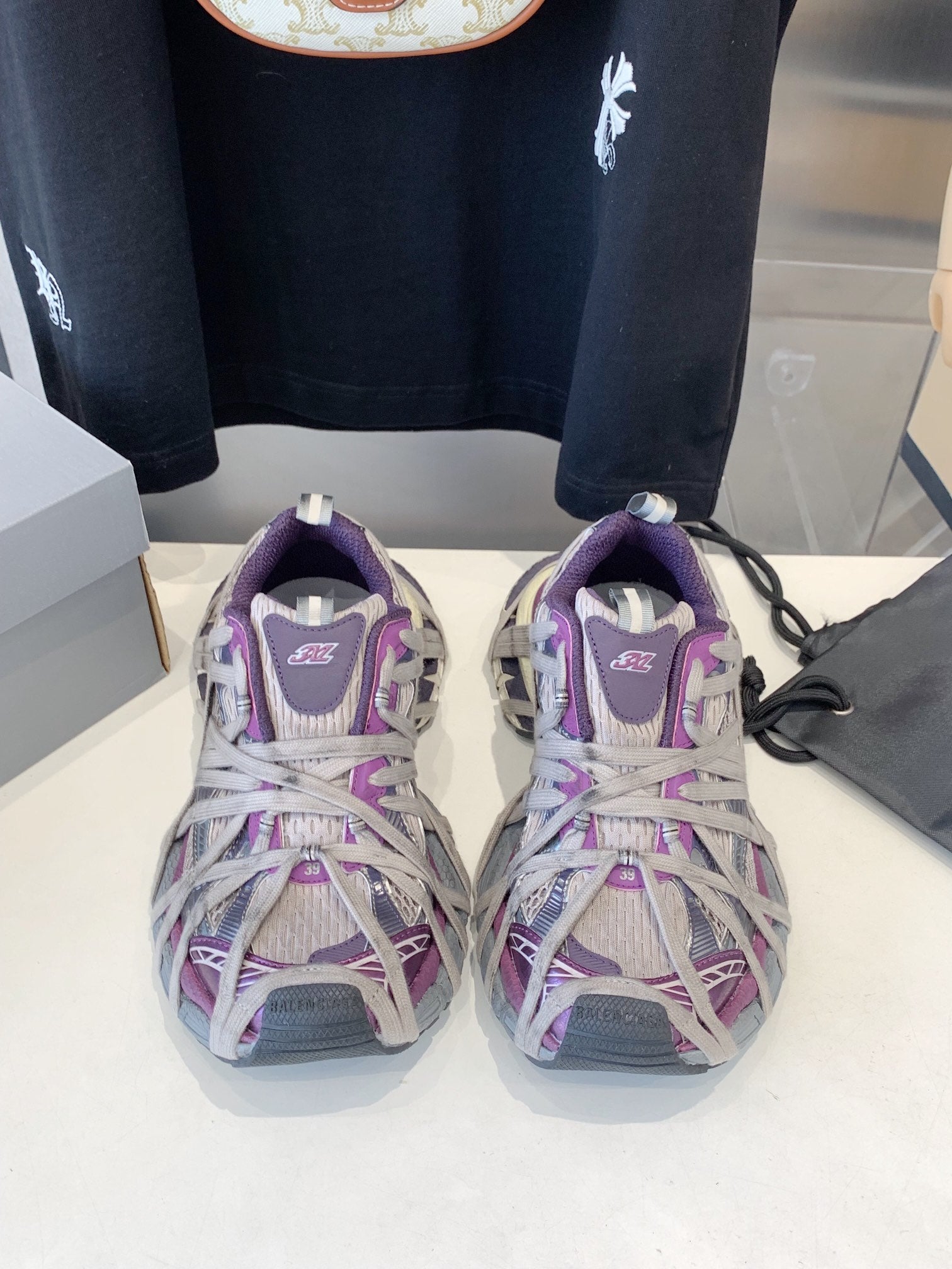 B-Sneakers