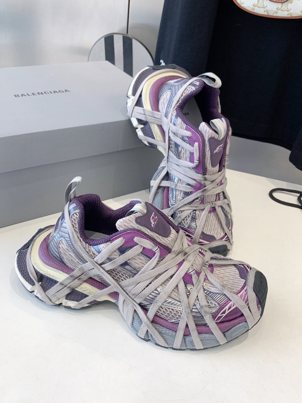 B-Sneakers