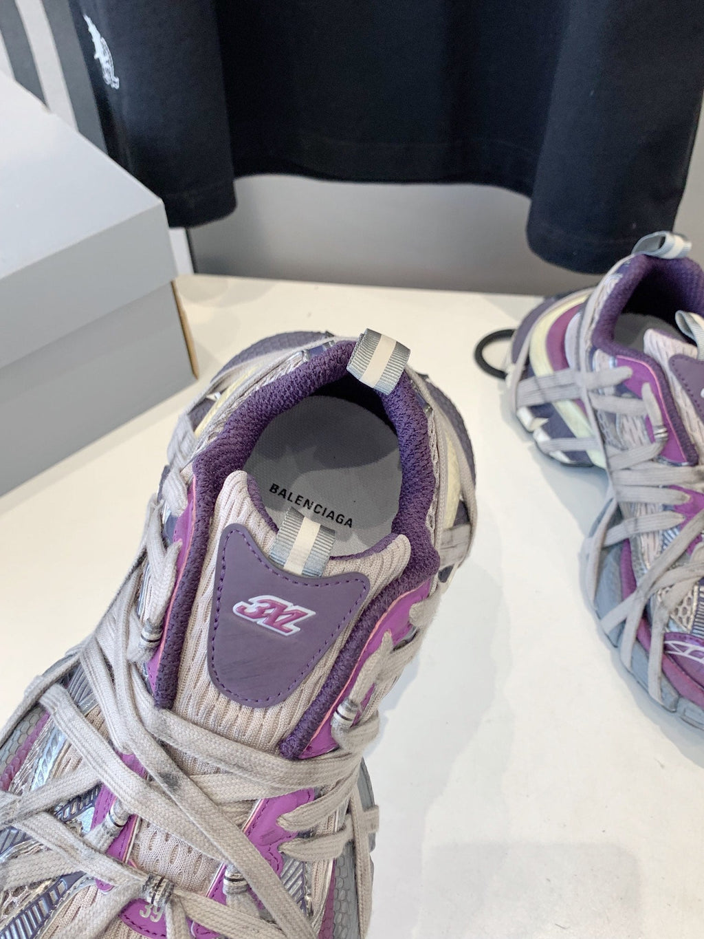 B-Sneakers