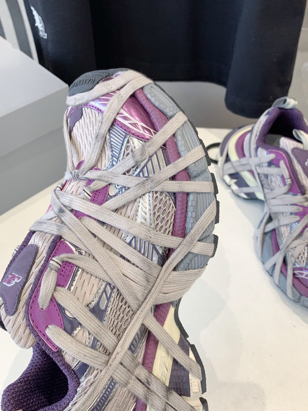 B-Sneakers