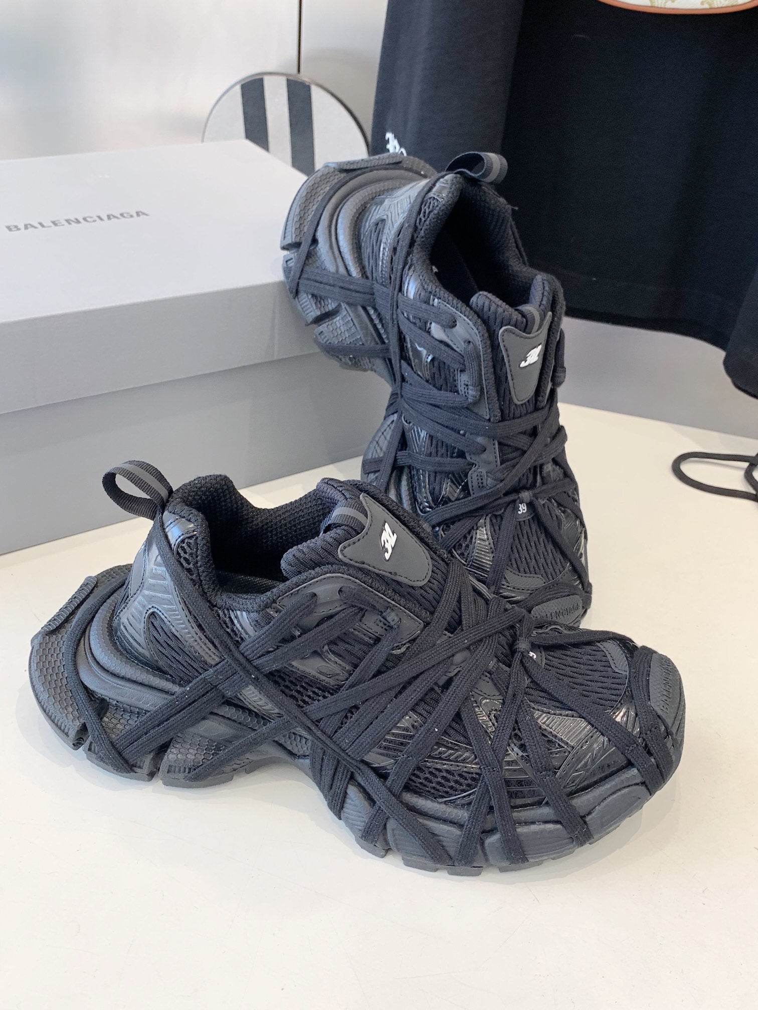 B-Sneakers