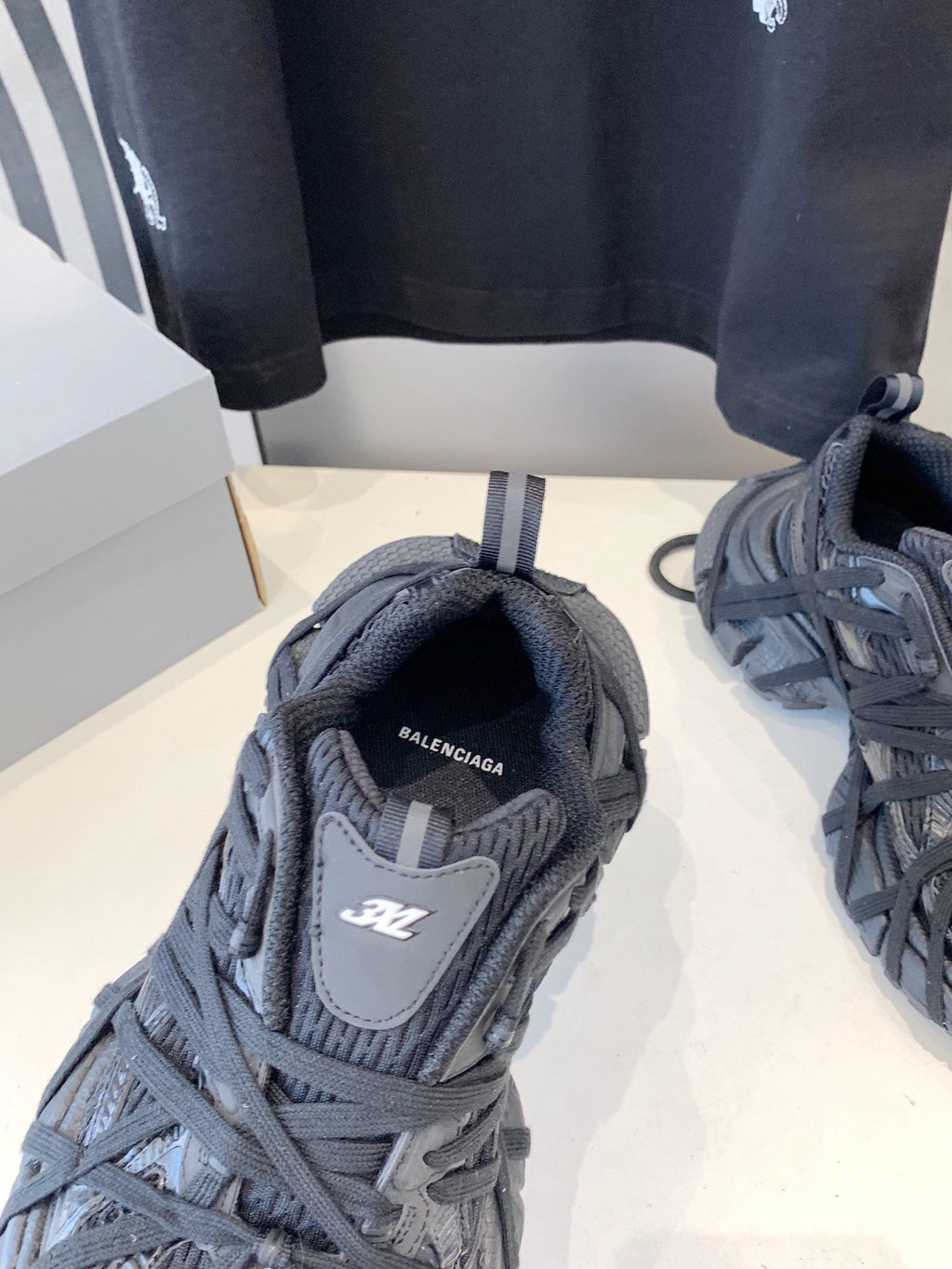 B-Sneakers