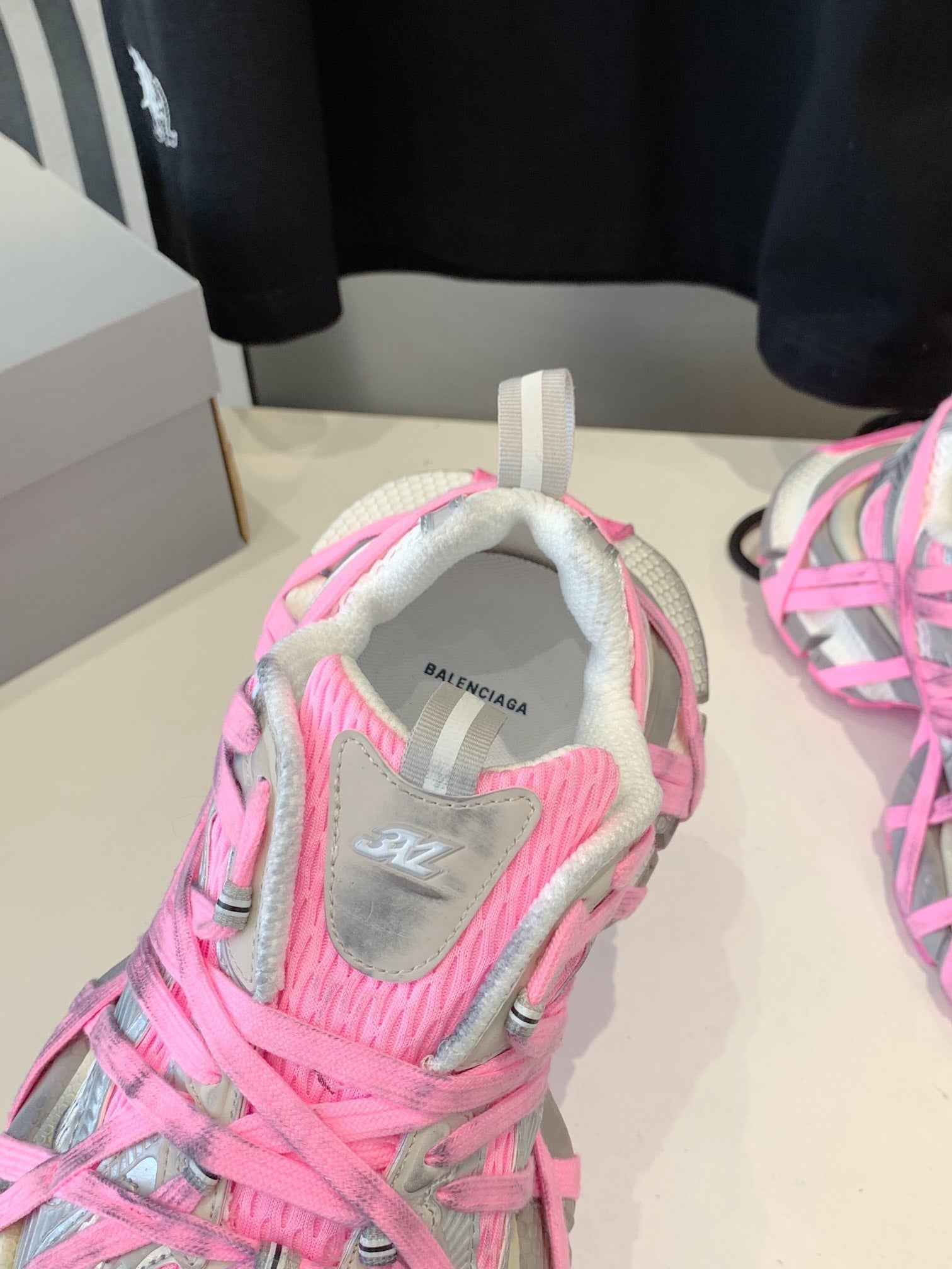 B-Sneakers