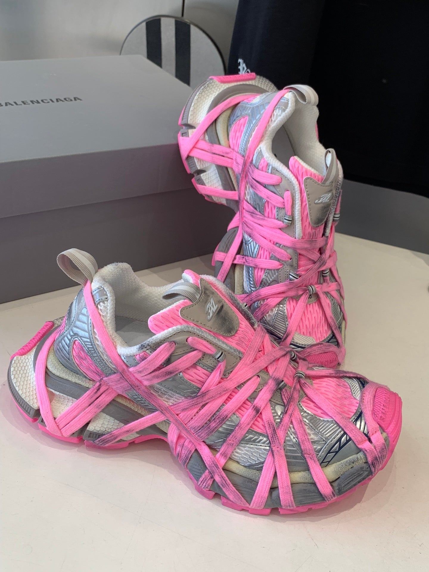 B-Sneakers