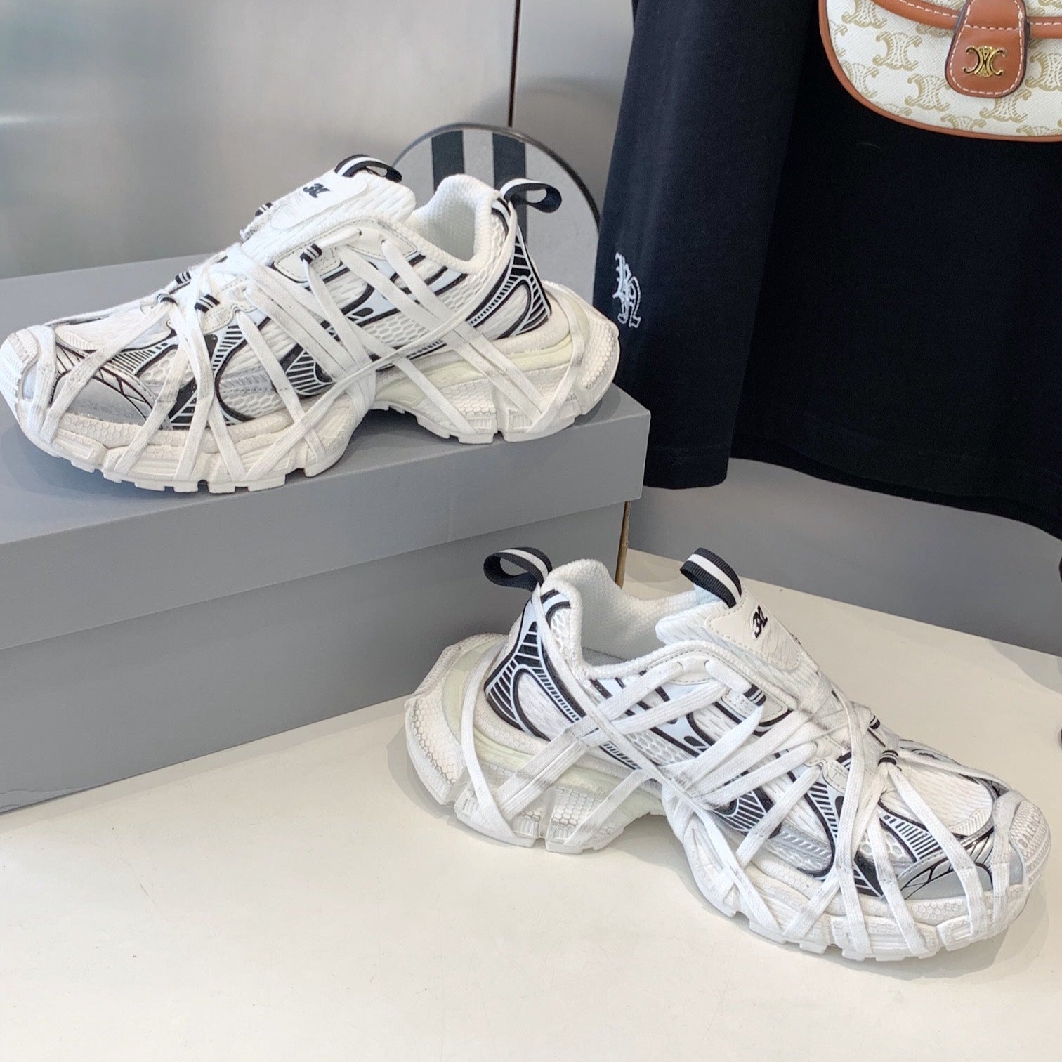 B-Sneakers