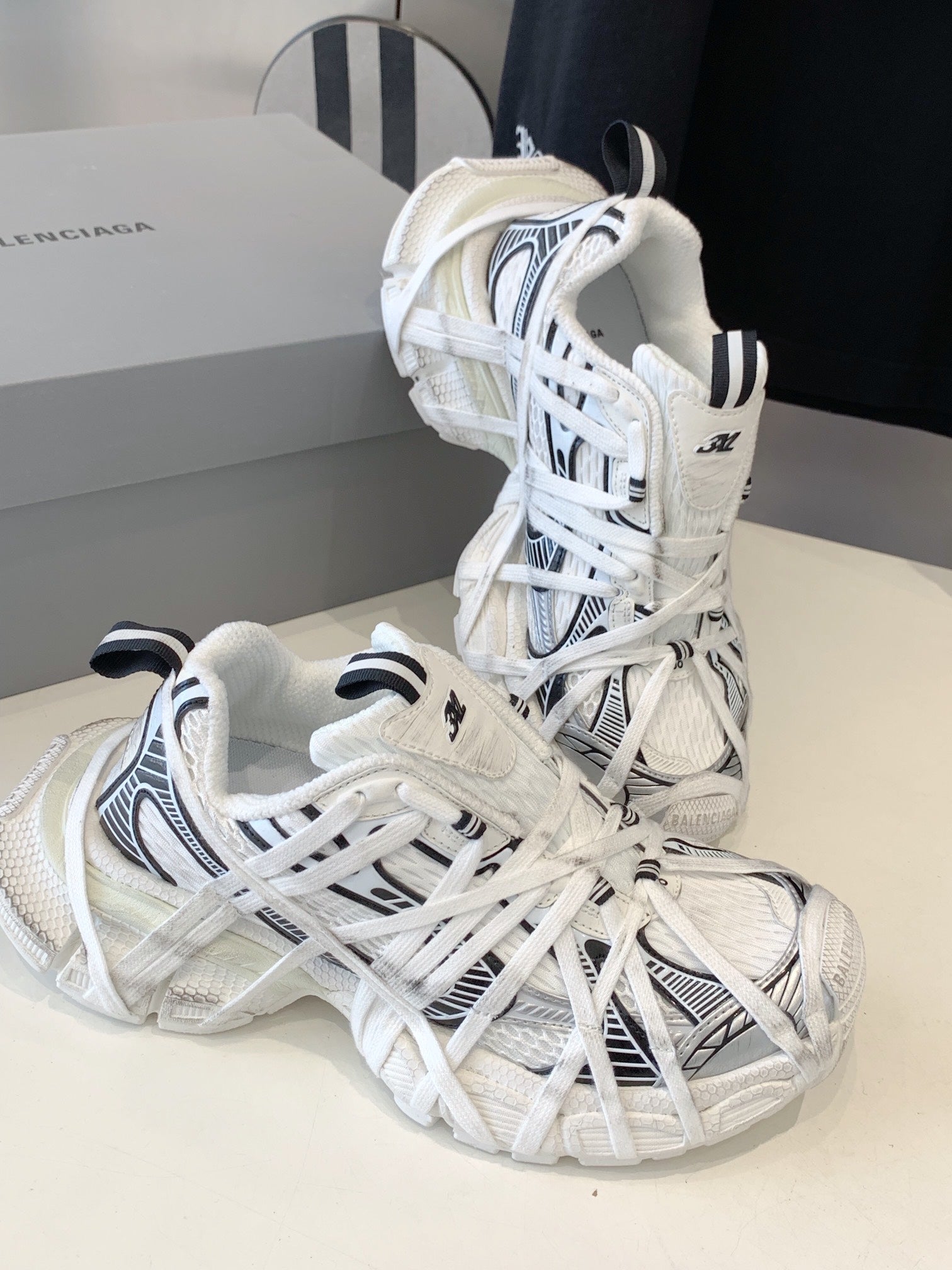 B-Sneakers