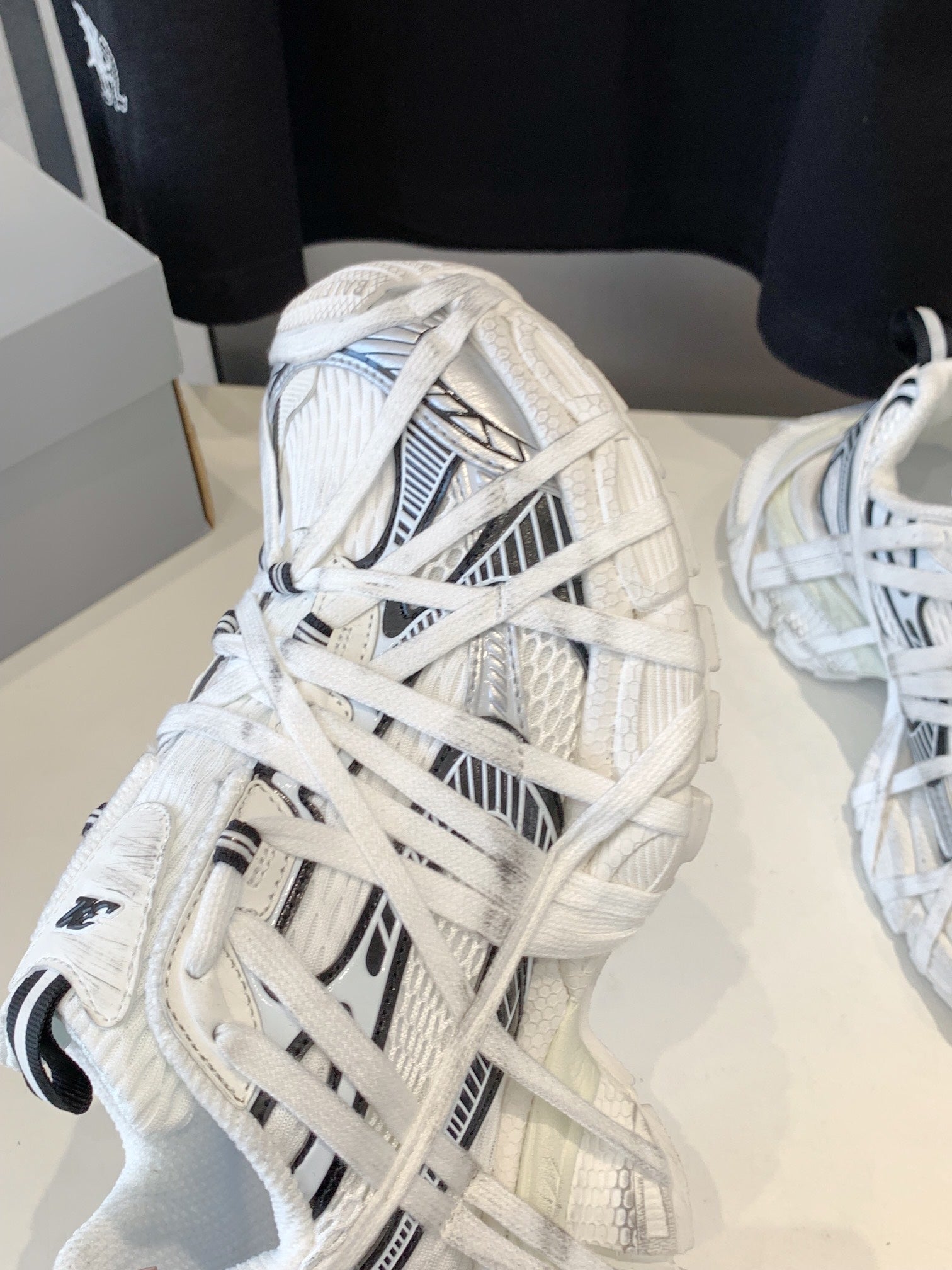 B-Sneakers