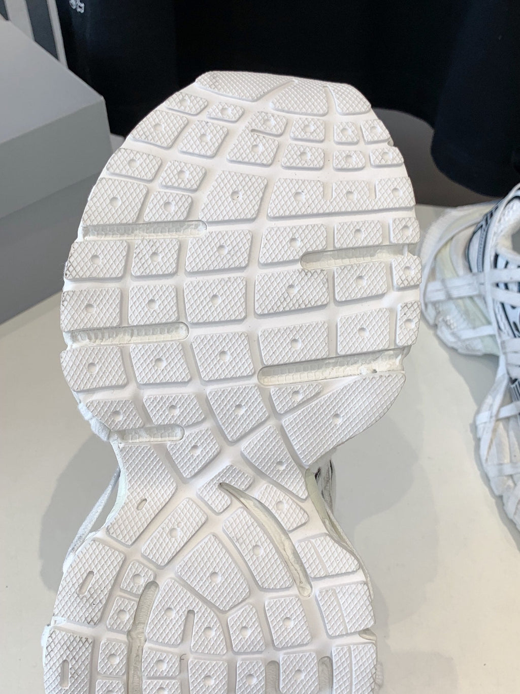 B-Sneakers