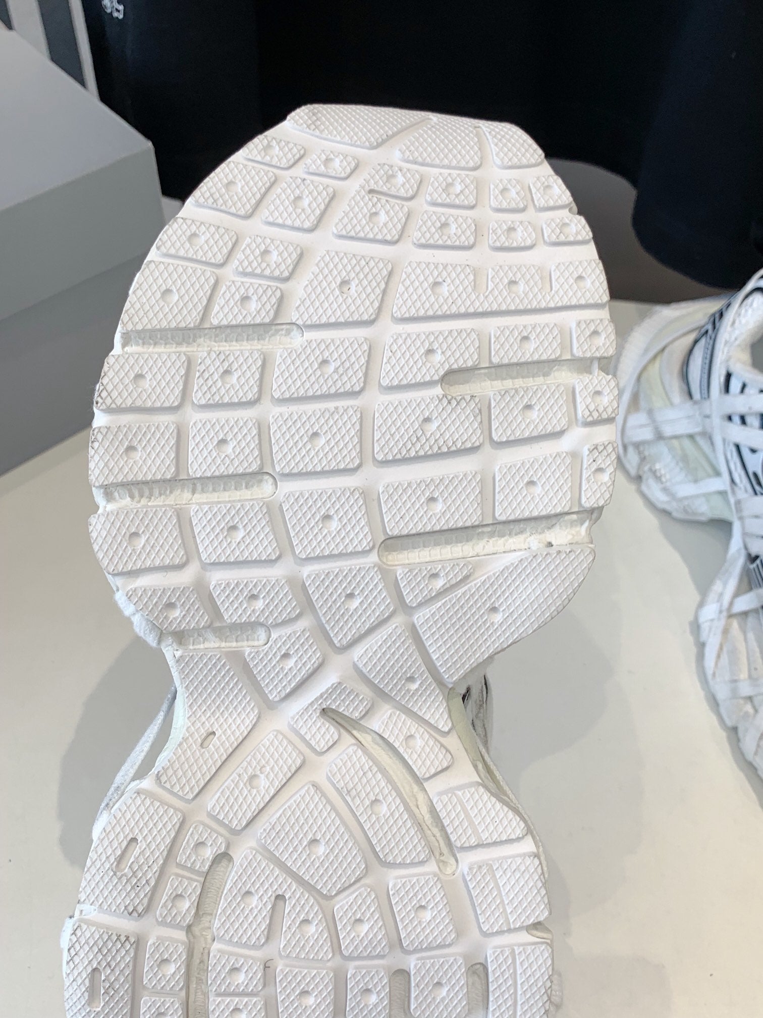 B-Sneakers