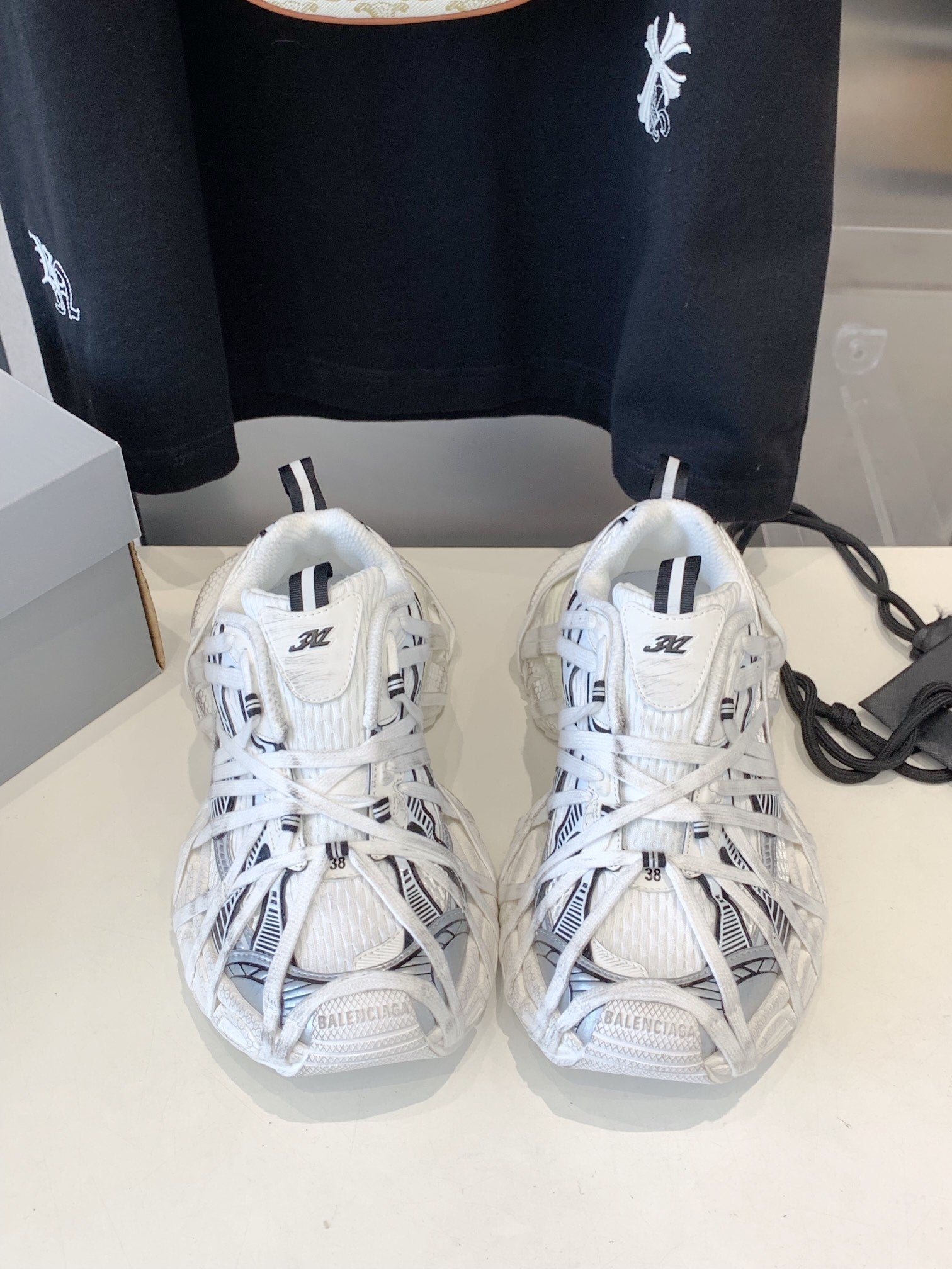 B-Sneakers